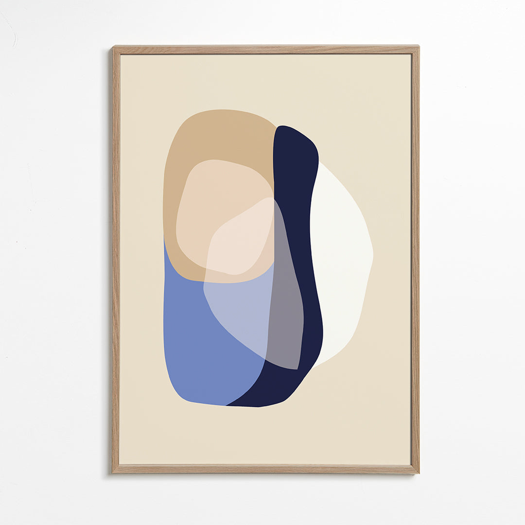Minimalistisk plakat med organiske beige og blå former