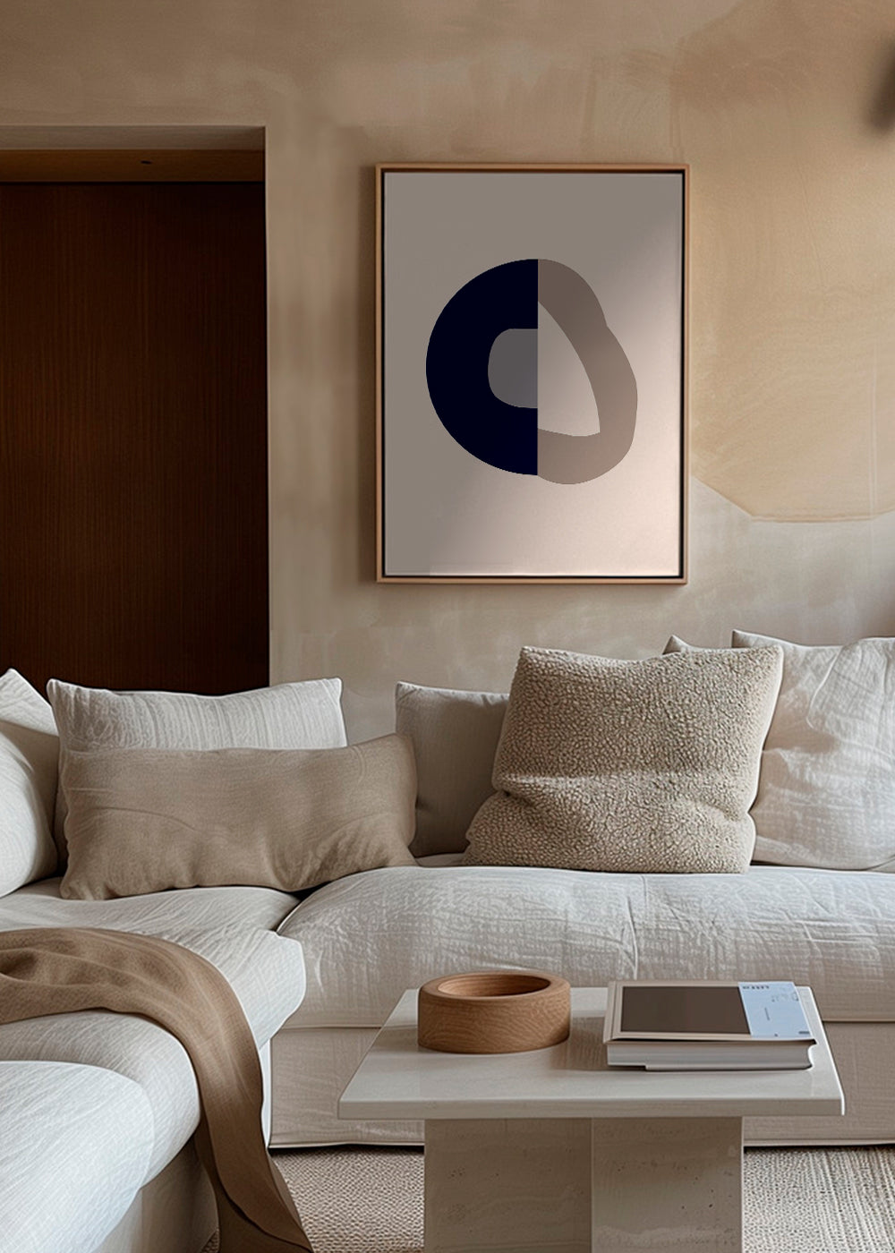 Abstrakt billede med navy bue og beige ring