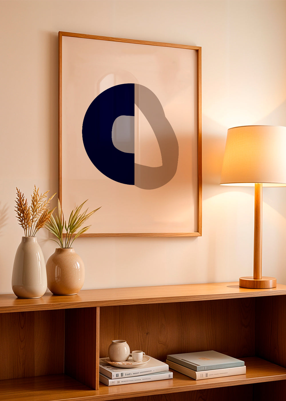 Abstrakt billede med navy bue og beige ring