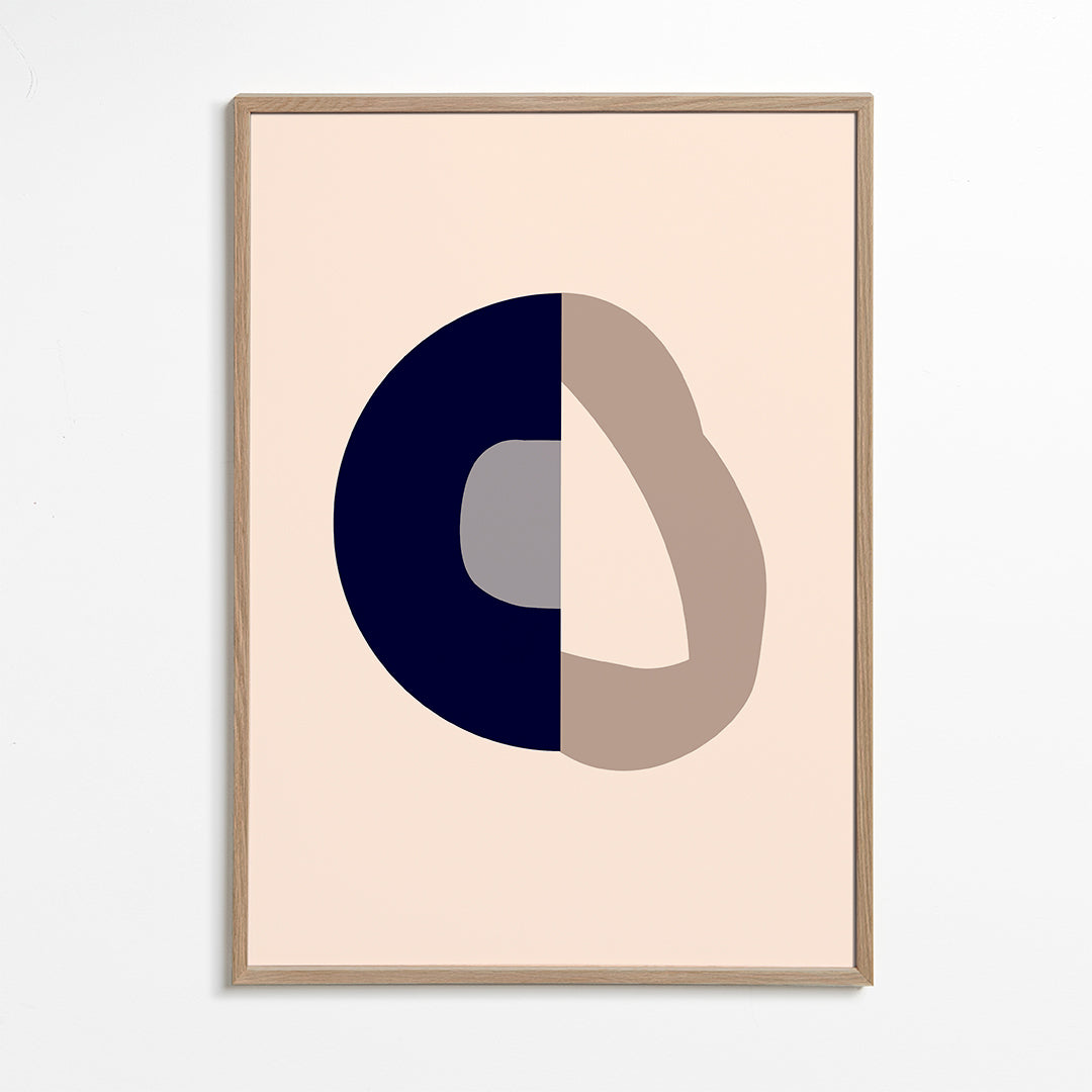 Abstrakt billede med navy bue og beige ring