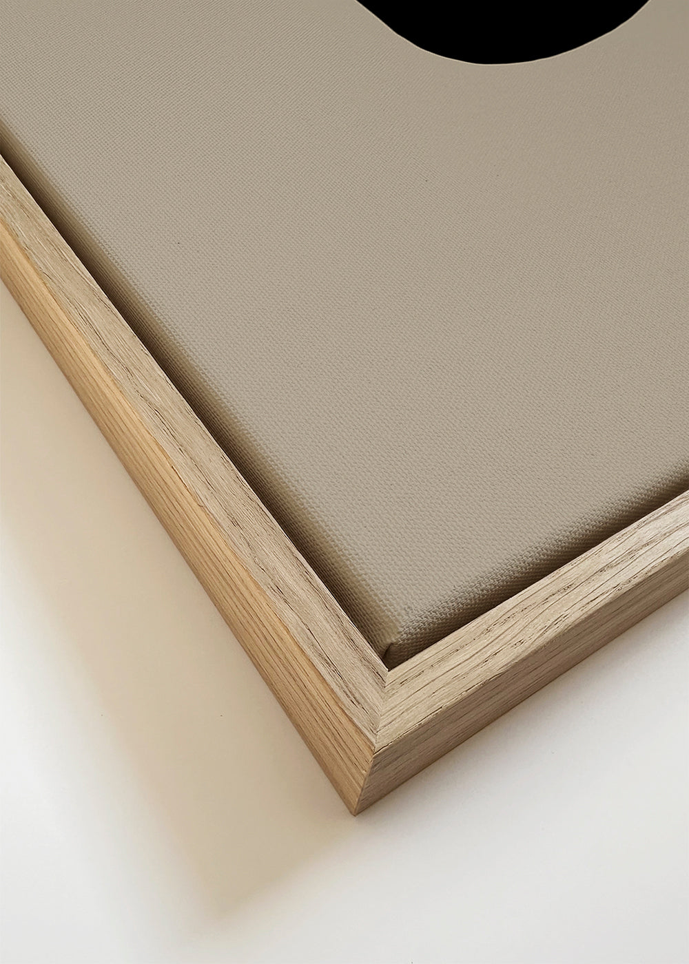 Abstrakt billede med sort streg på beige baggrund