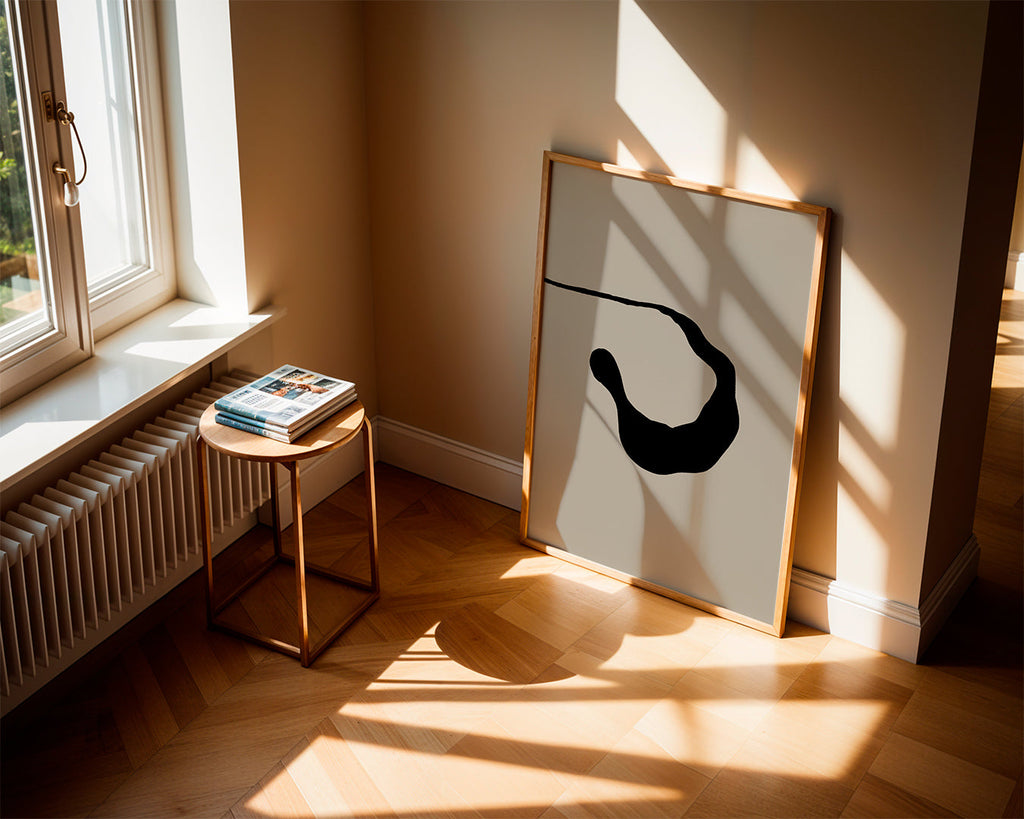 Abstrakt billede med sort streg på beige baggrund