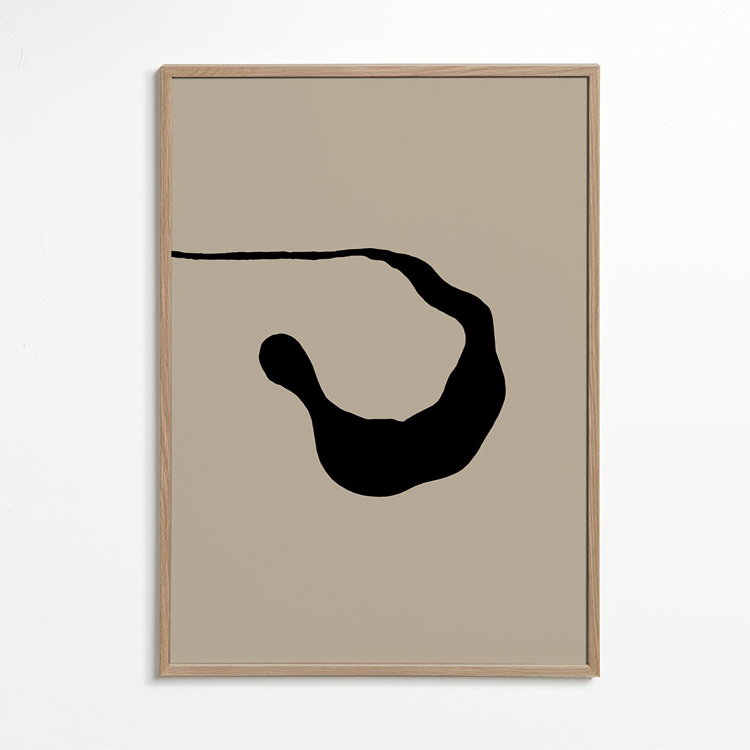 Abstrakt billede med sort streg på beige baggrund