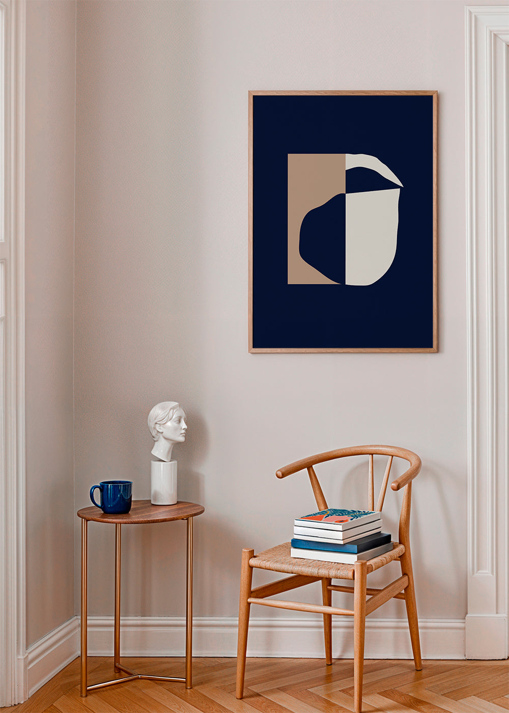 Geometrisk plakat med buede former i marine