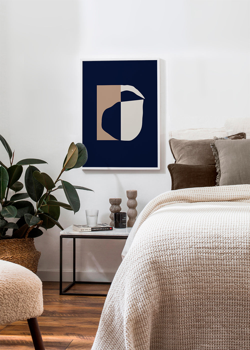 Geometrisk plakat med buede former i marine
