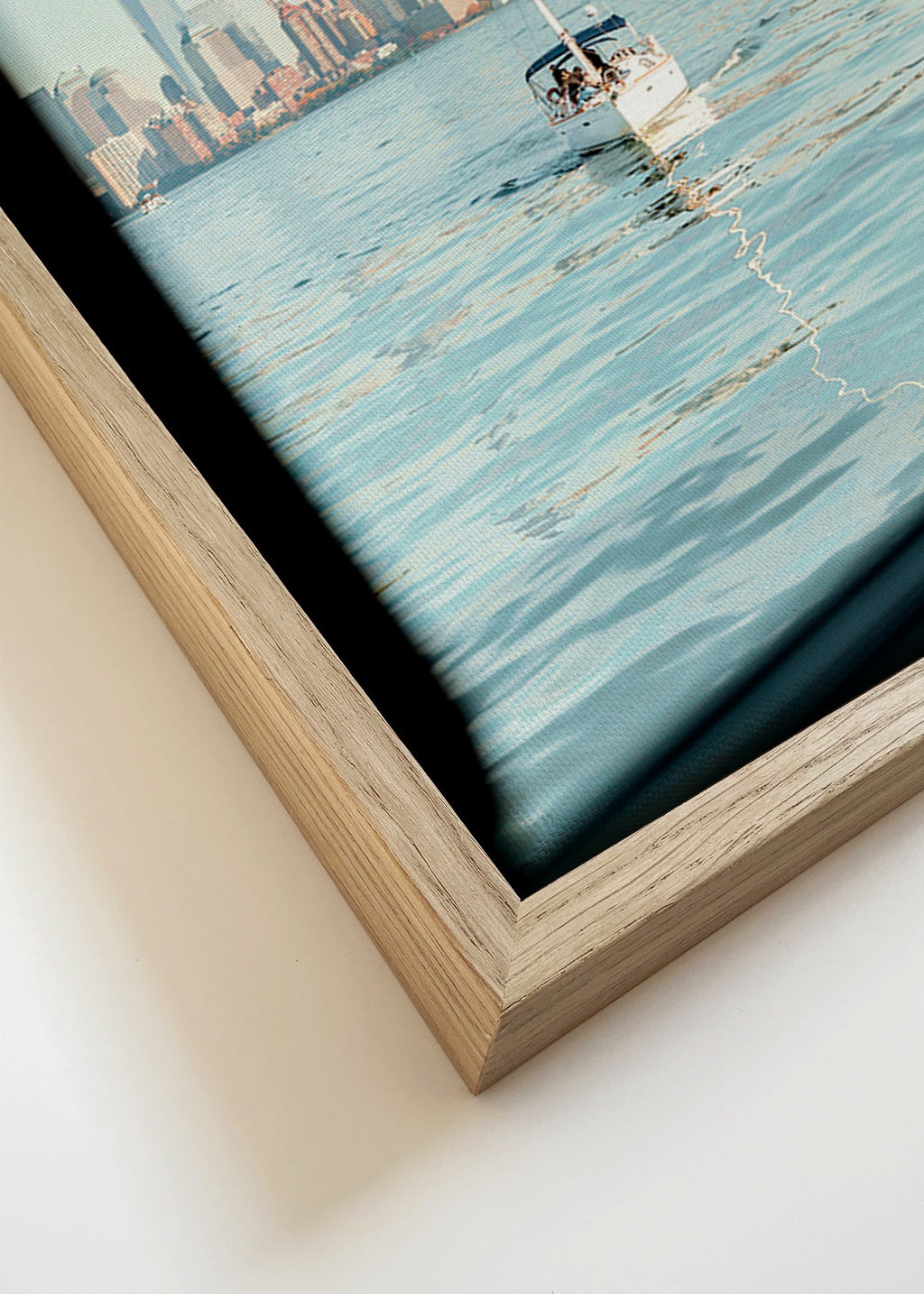 Rejseplakat med sejlbåd og bysilhuet – Canvas detail