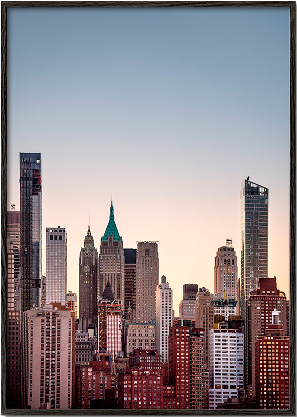 Byplakat med skyline ved skumring – Black Frame