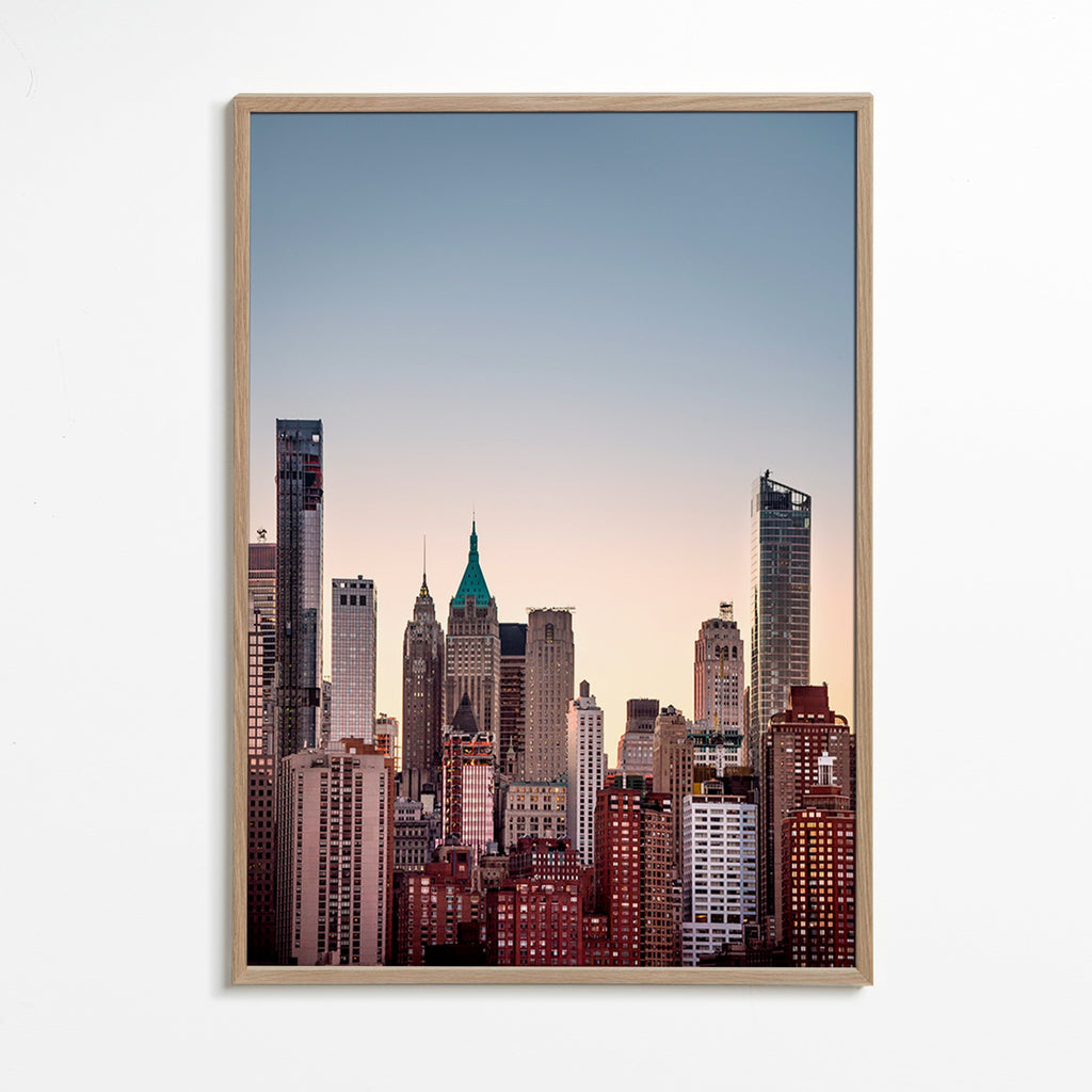 Byplakat med skyline ved skumring – Oak Frame