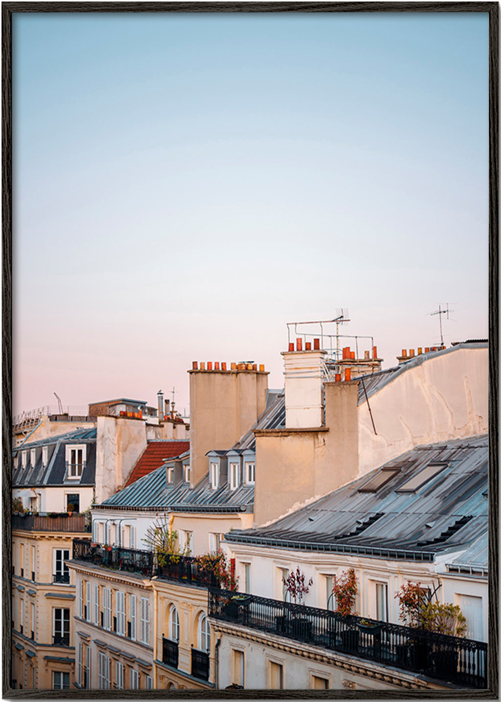 Byplakat med tage i morgengry – Black Frame