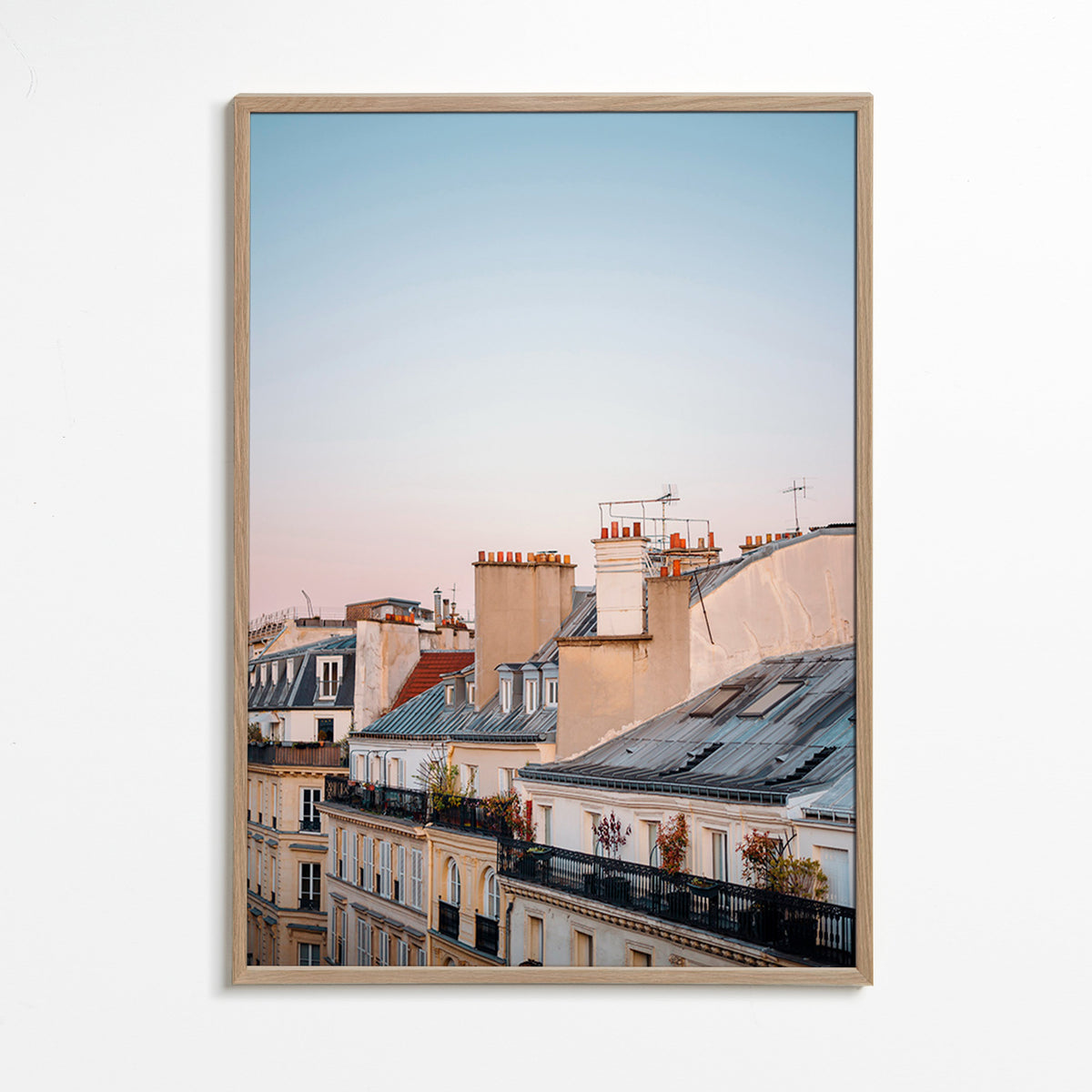 Byplakat med tage i morgengry – Oak Frame