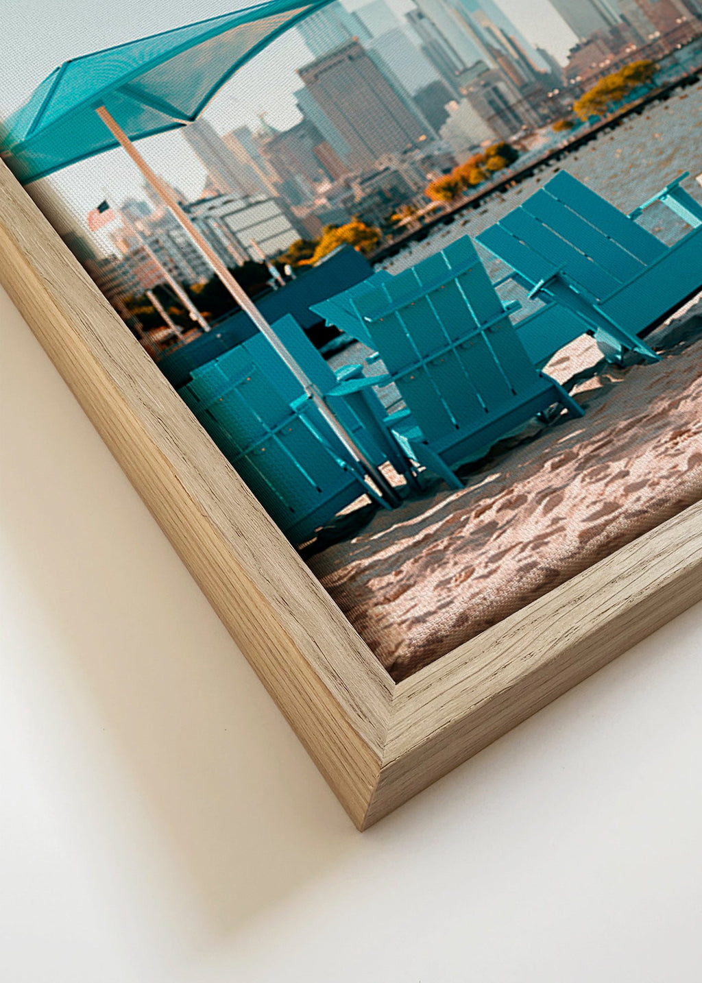 Rejseplakat med turkise strandstole og bysilhuet – Canvas detail