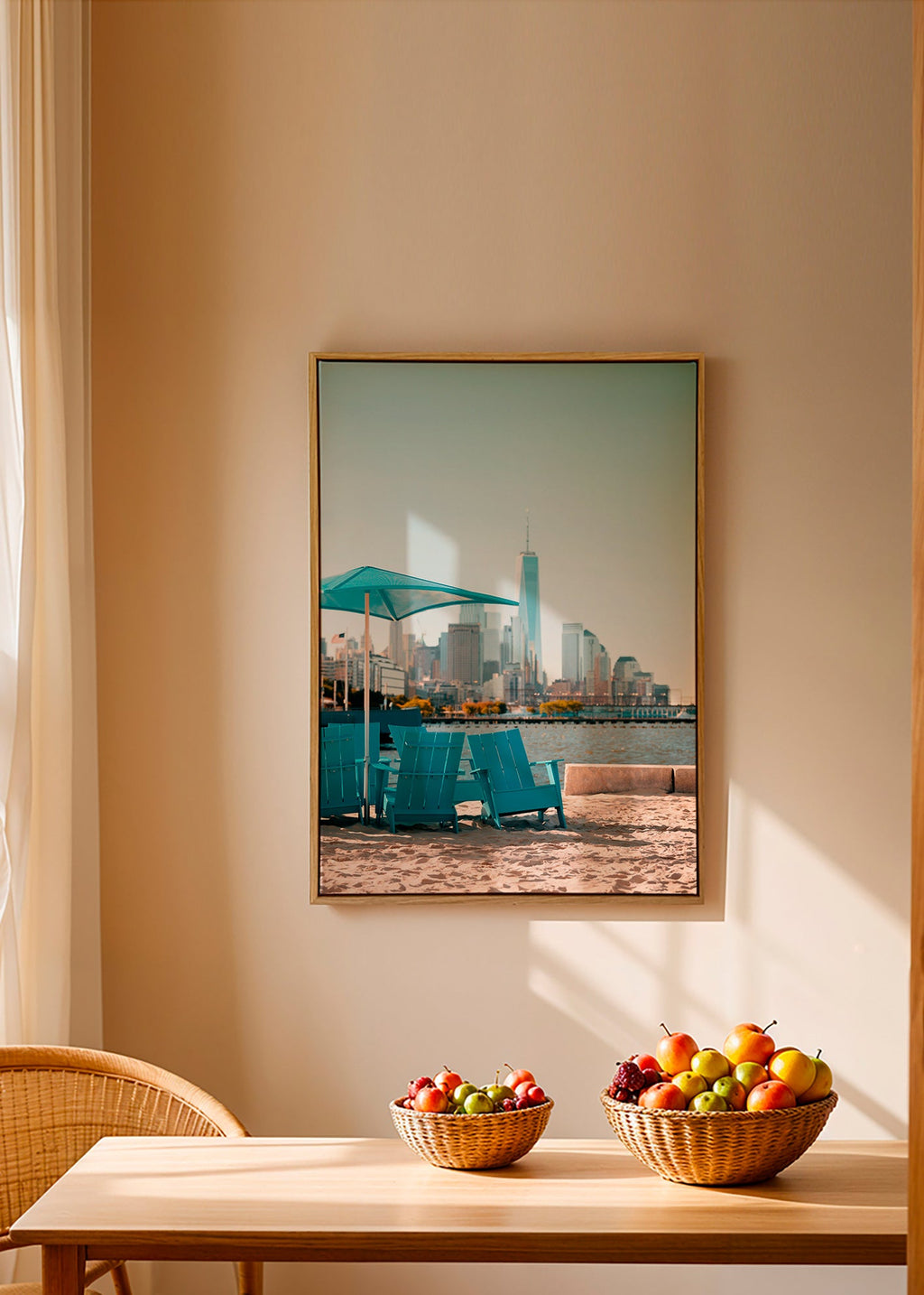 Rejseplakat med turkise strandstole og bysilhuet – Canvas1