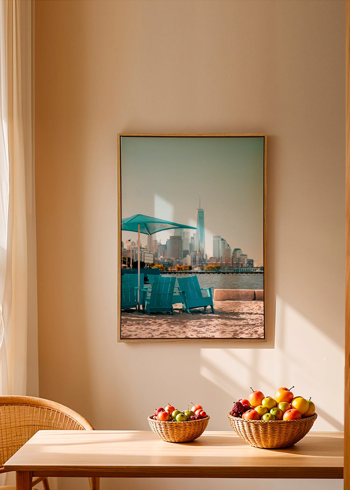 Rejseplakat med turkise strandstole og bysilhuet – Canvas1