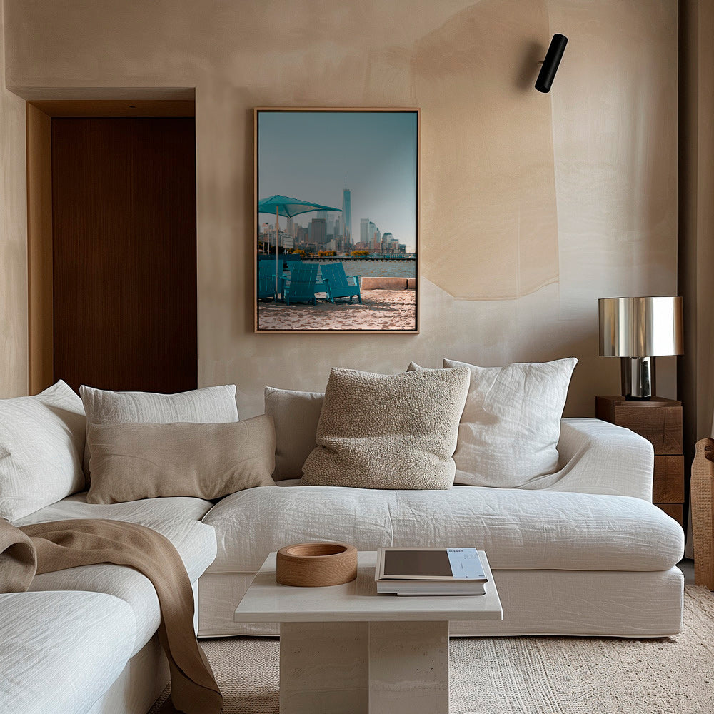 Rejseplakat med turkise strandstole og bysilhuet – Canvas2