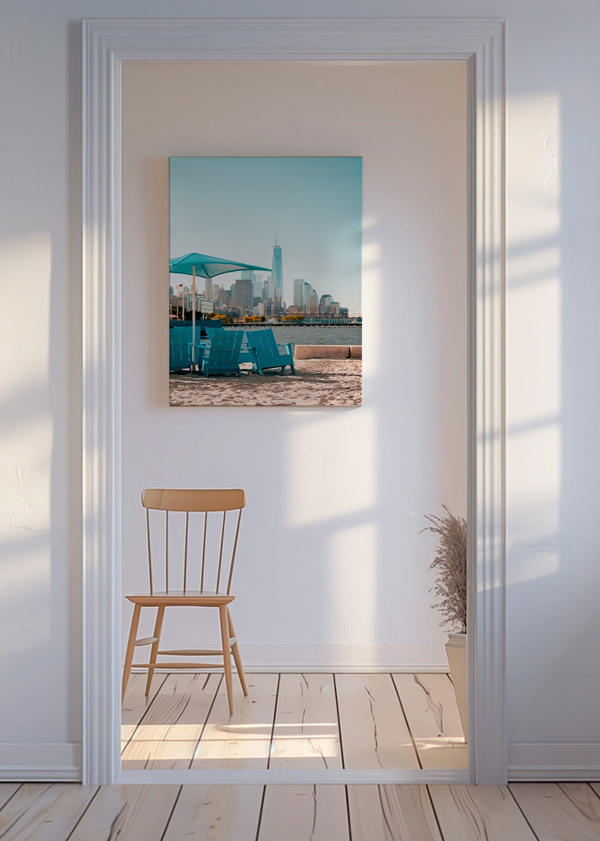 Rejseplakat med turkise strandstole og bysilhuet – Canvas