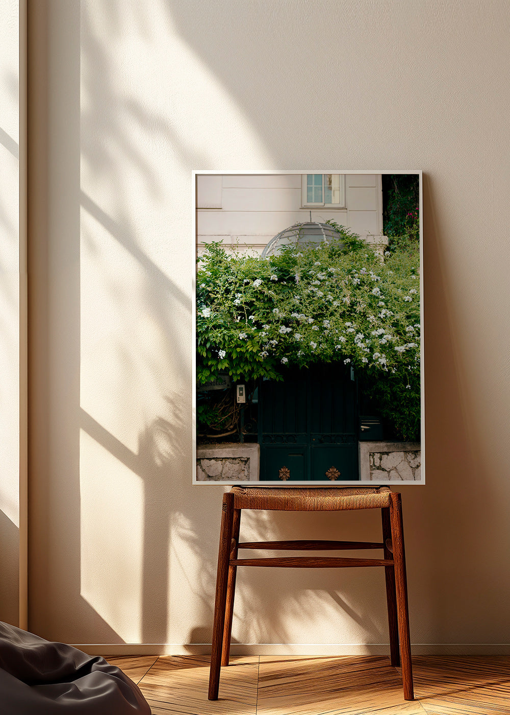 Botanisk plakat med hvid slyngplante ved port – Product1
