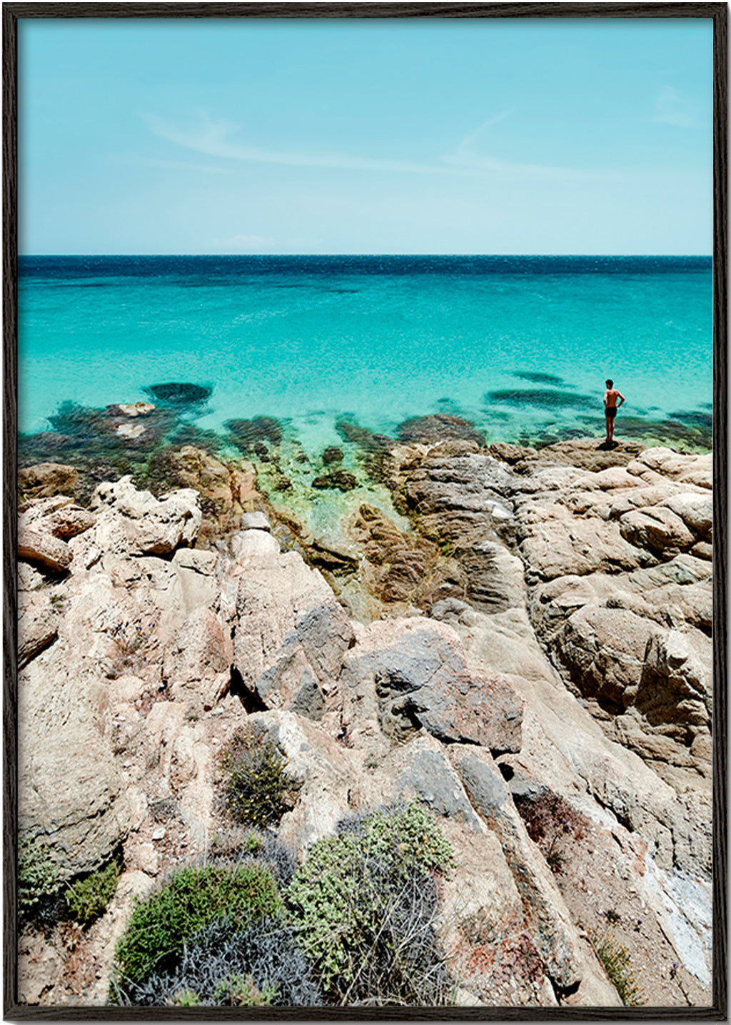 Landskabskunst: klippekyst med turkis hav – Black Frame