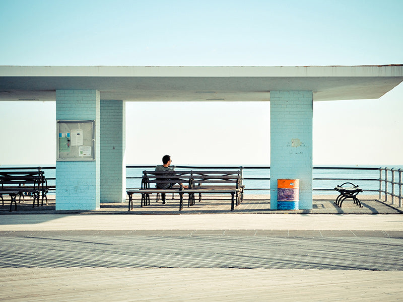 Fotografi af mole med ensom bænk