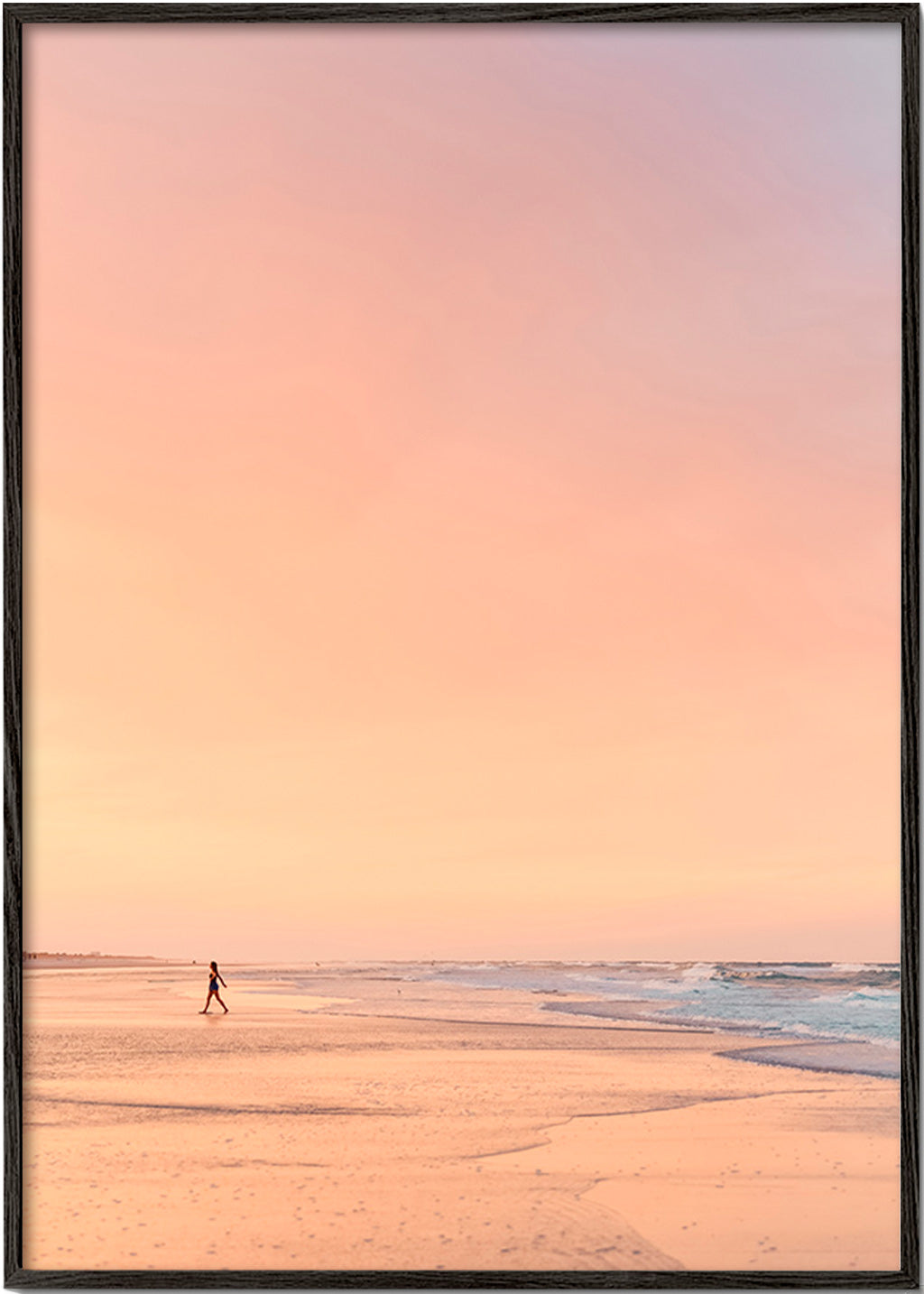 Landskabskunst: pastelstrand ved solopgang – Black Frame