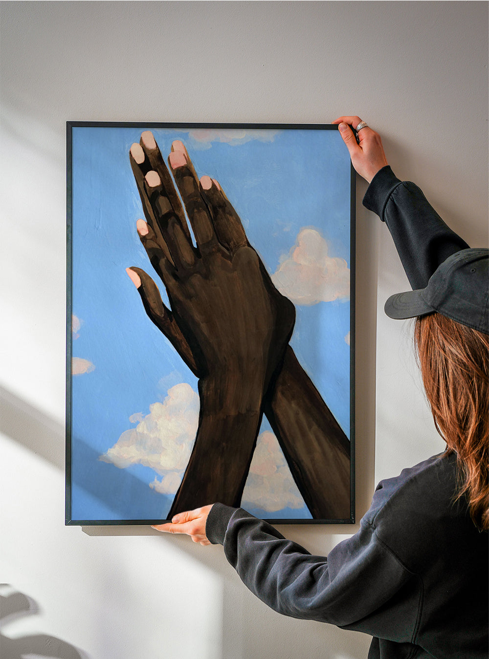 Illustration af hænder mod himlen