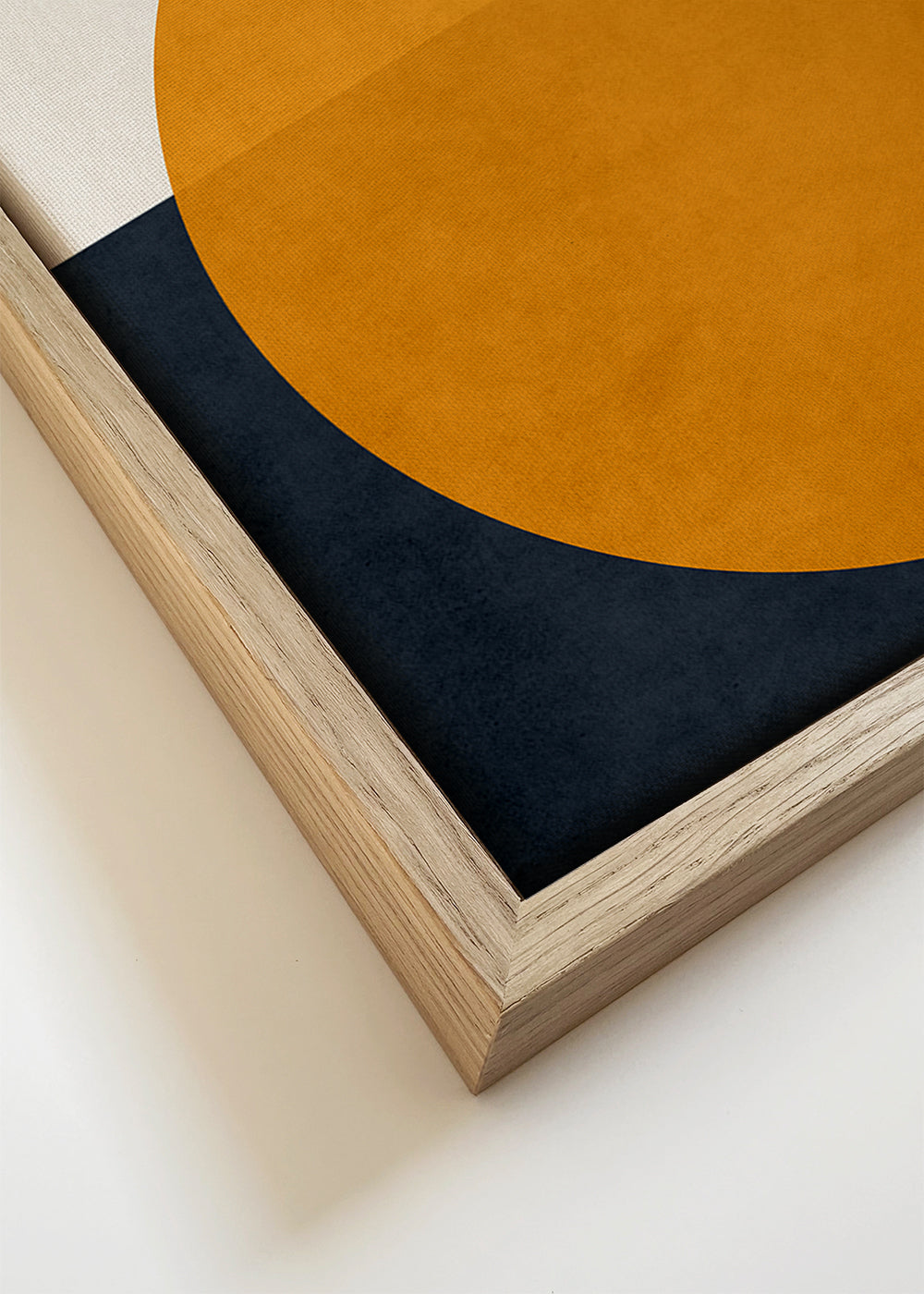 Geometrisk plakat med orange sol og fugle
