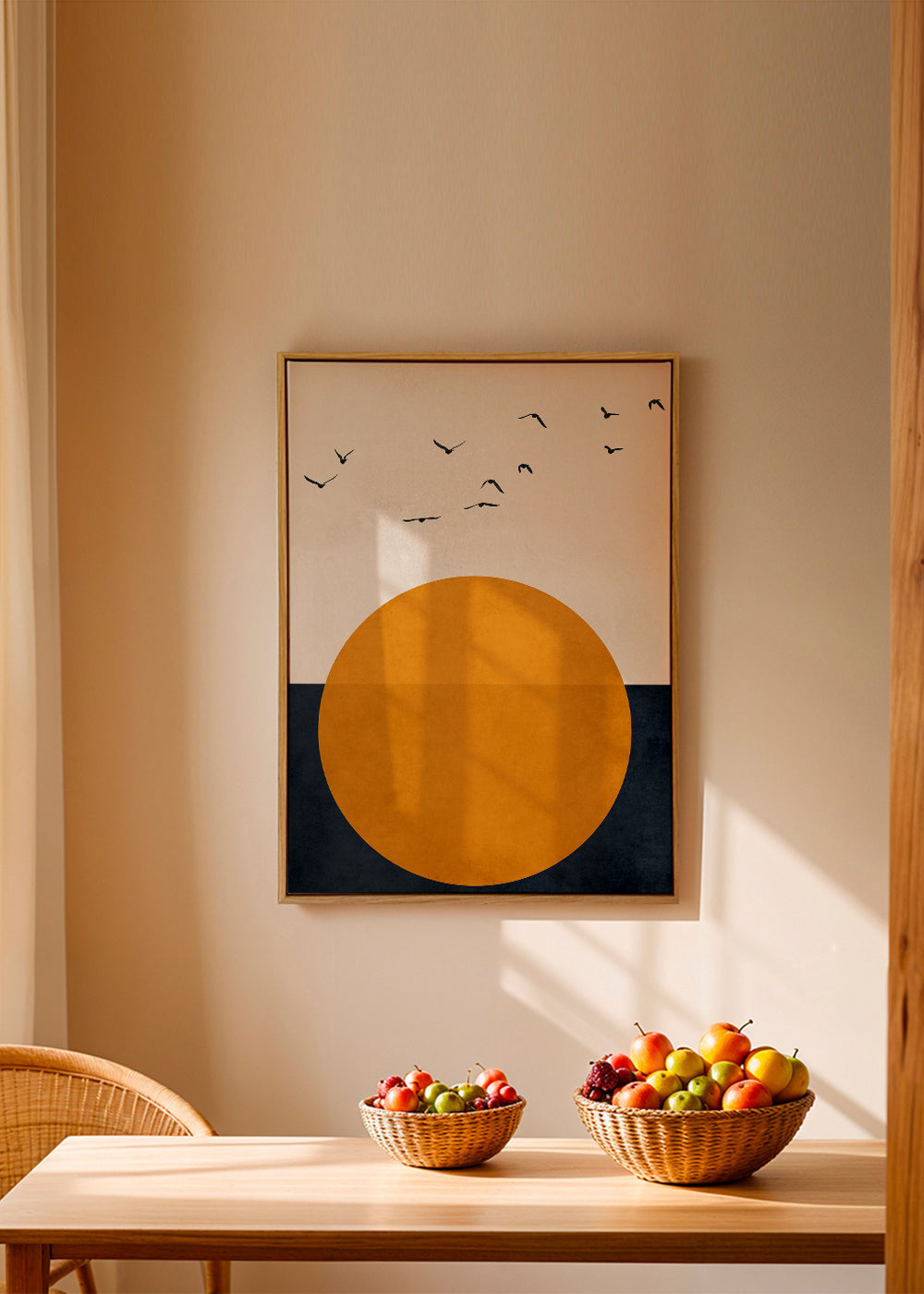 Geometrisk plakat med orange sol og fugle