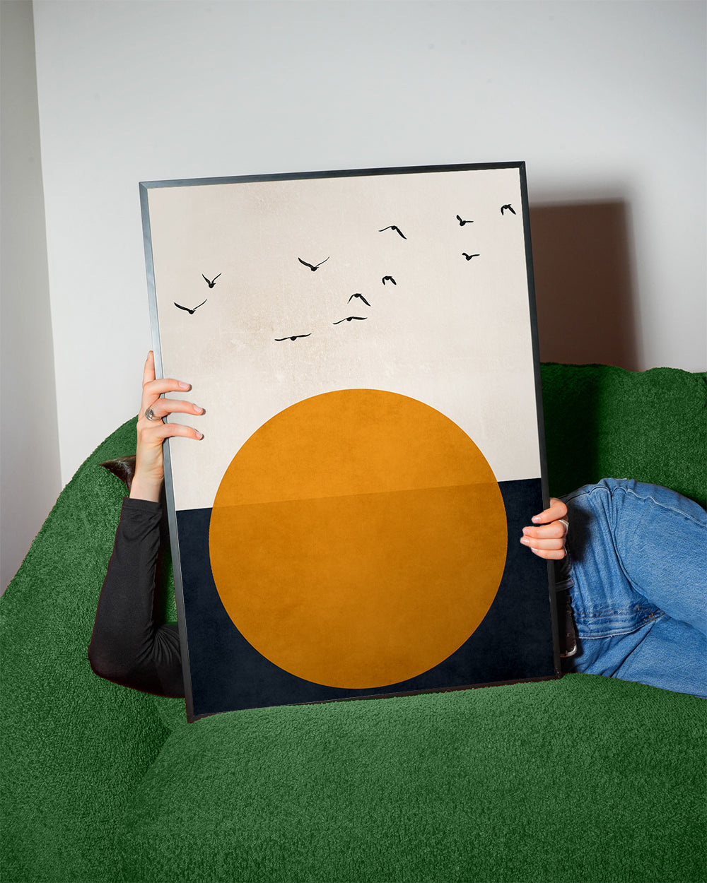 Geometrisk plakat med orange sol og fugle