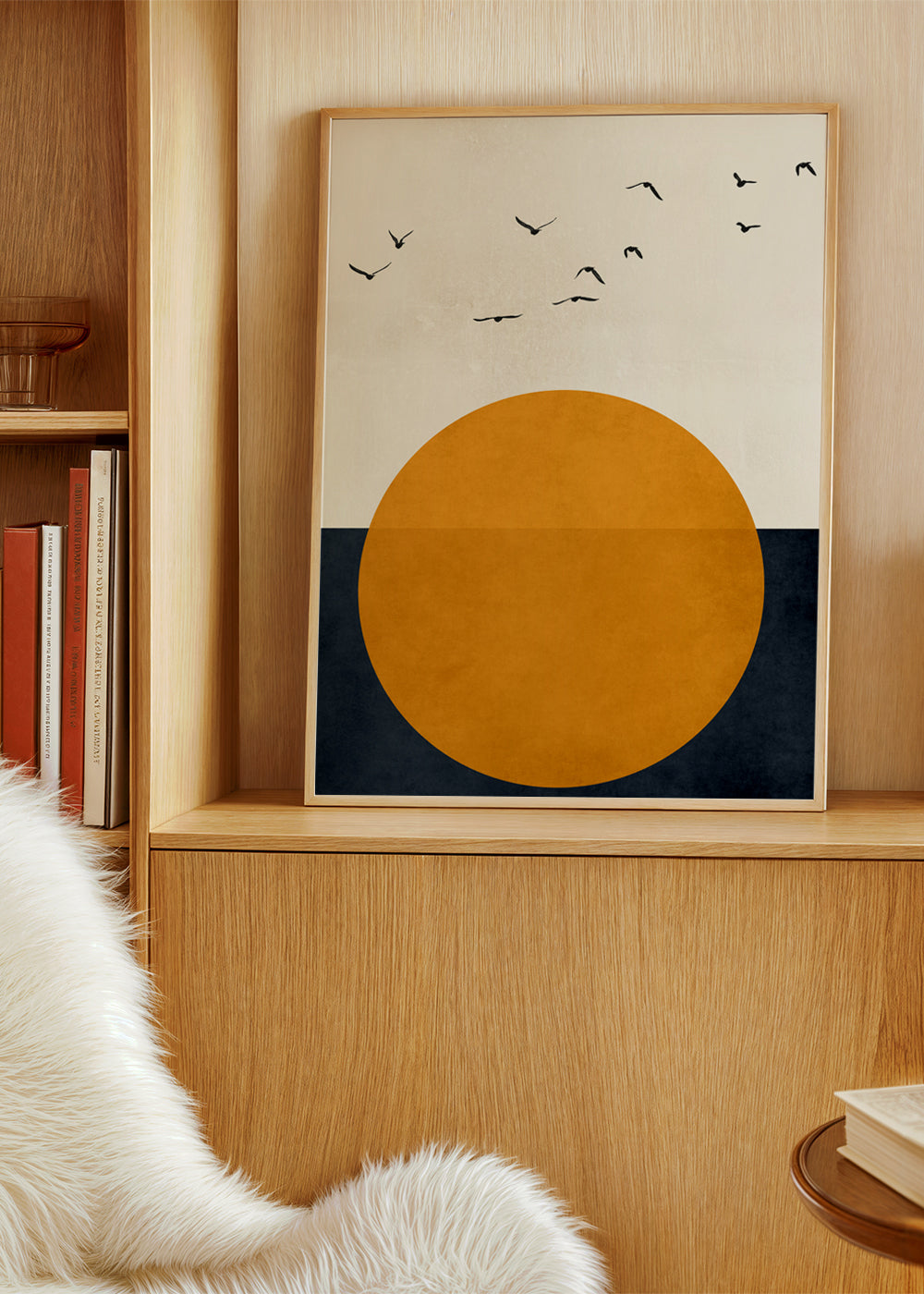 Geometrisk plakat med orange sol og fugle