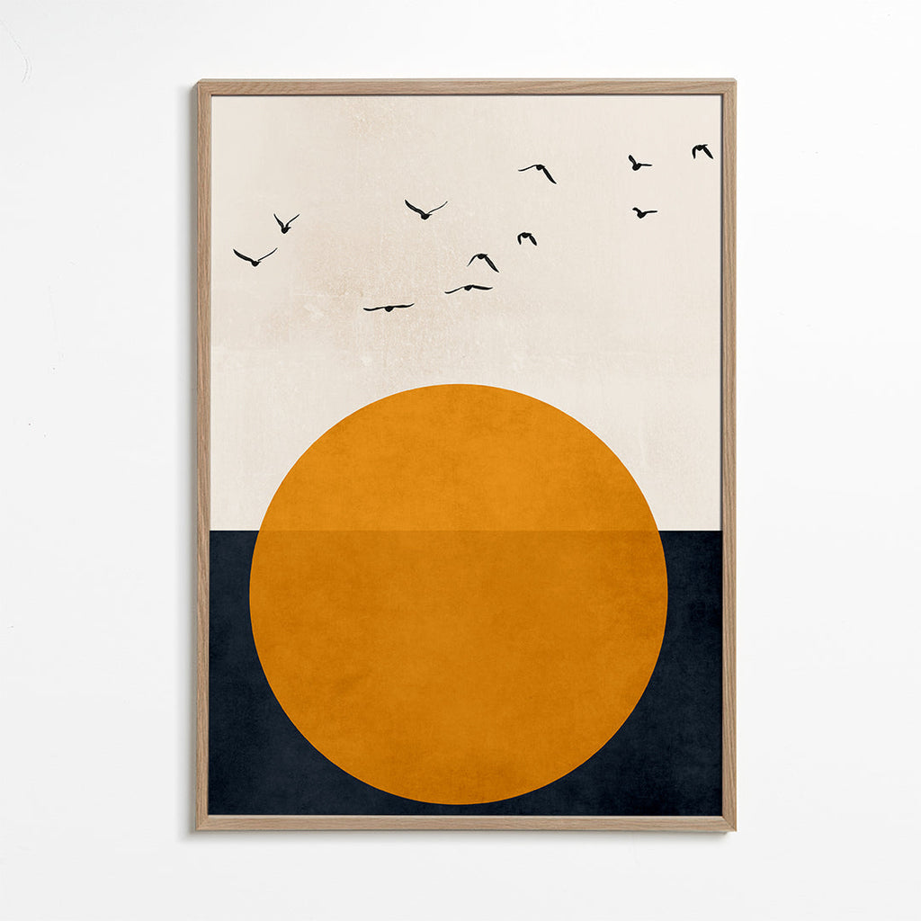 Geometrisk plakat med orange sol og fugle