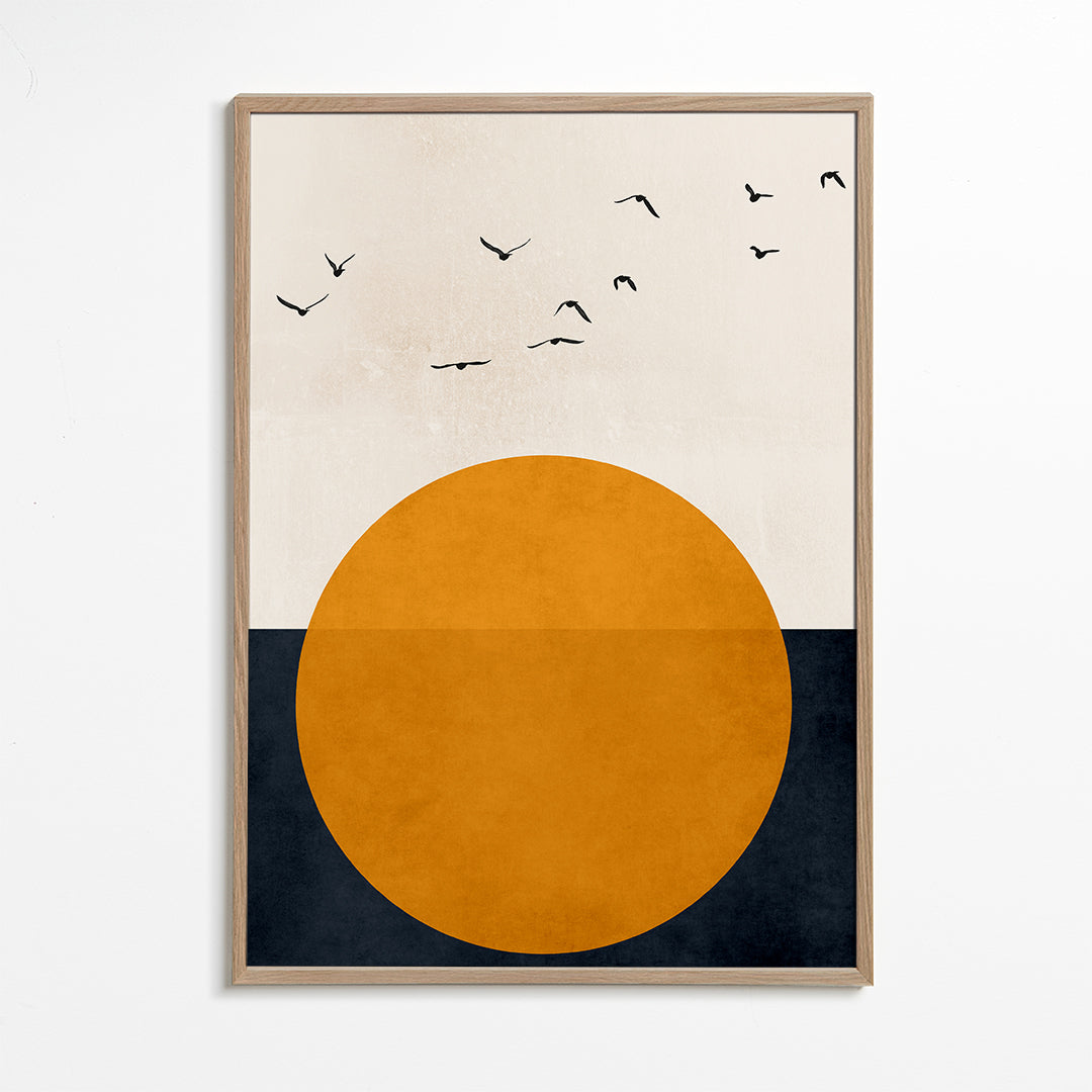 Geometrisk plakat med orange sol og fugle