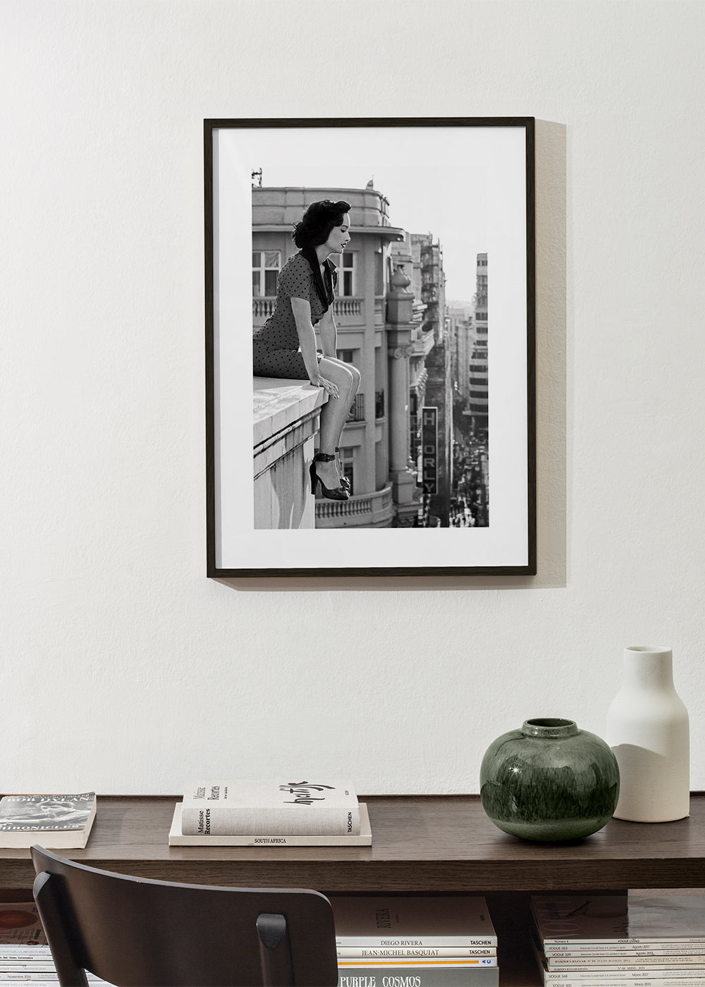 Sort-hvid fotografi af kvinde på bykant