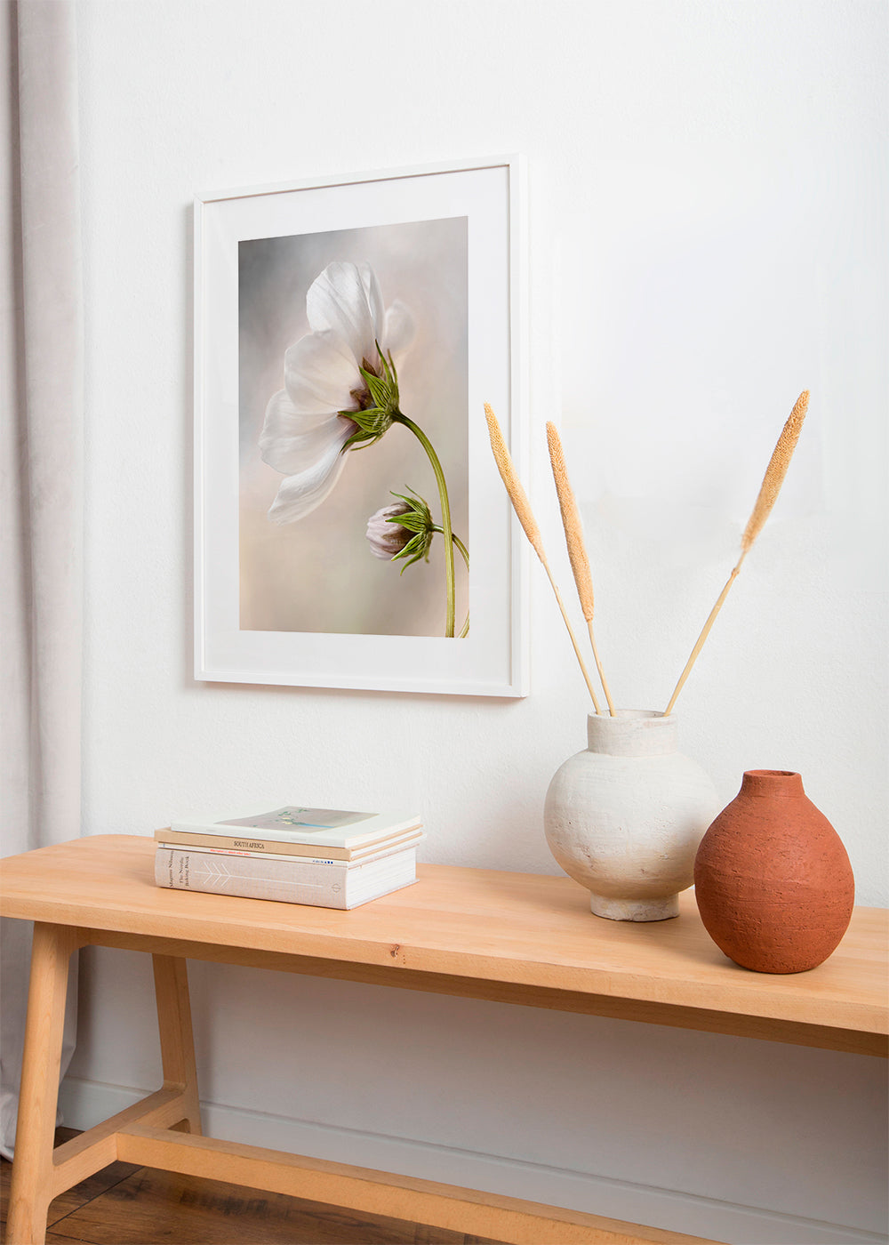 Botanisk plakat: hvid blomst på buet stilk
