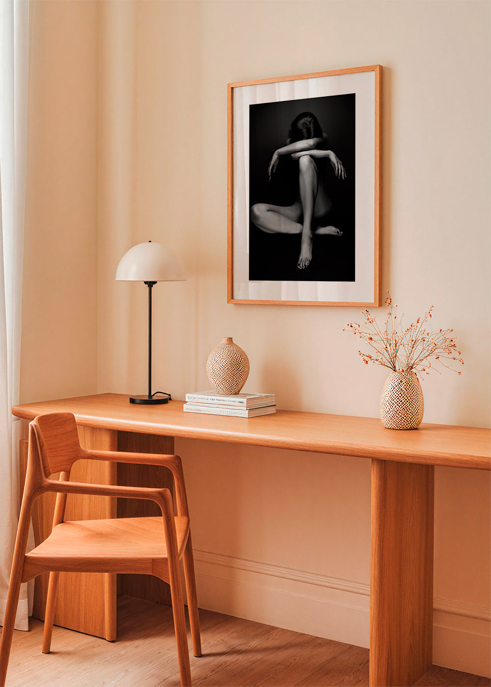 Fotografi af siddende figur i studie