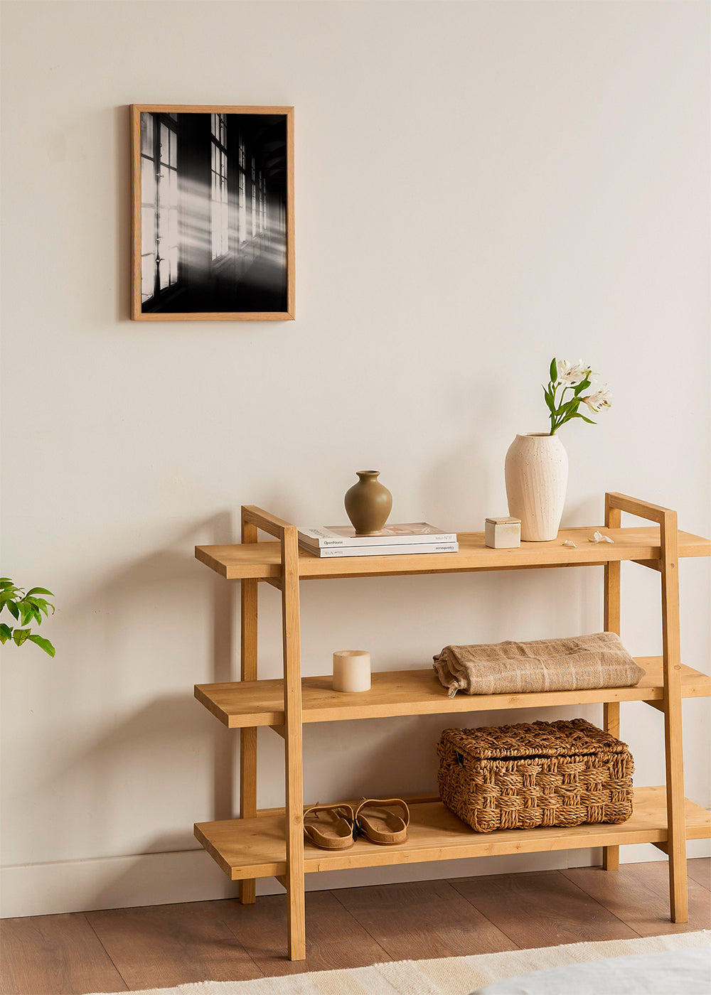 Fotografi af gang med vinduer og lysstråler