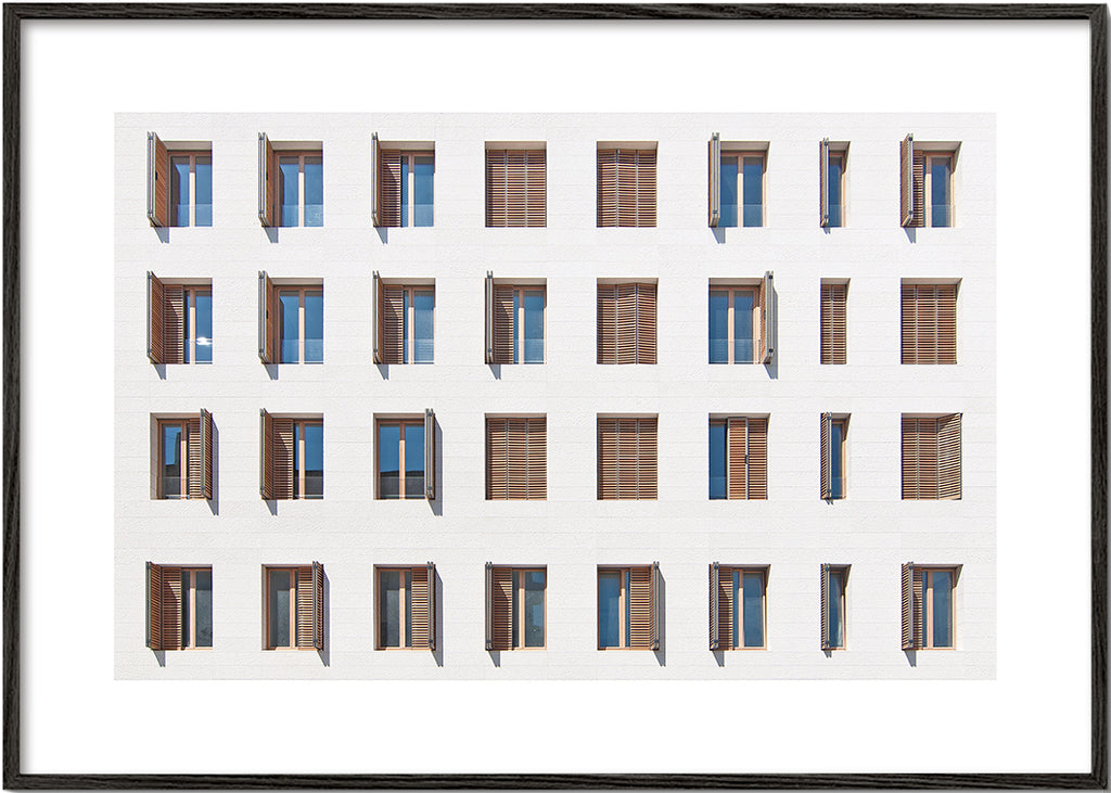 Køkkenkunst: geometrisk facade med gentagne vinduer
