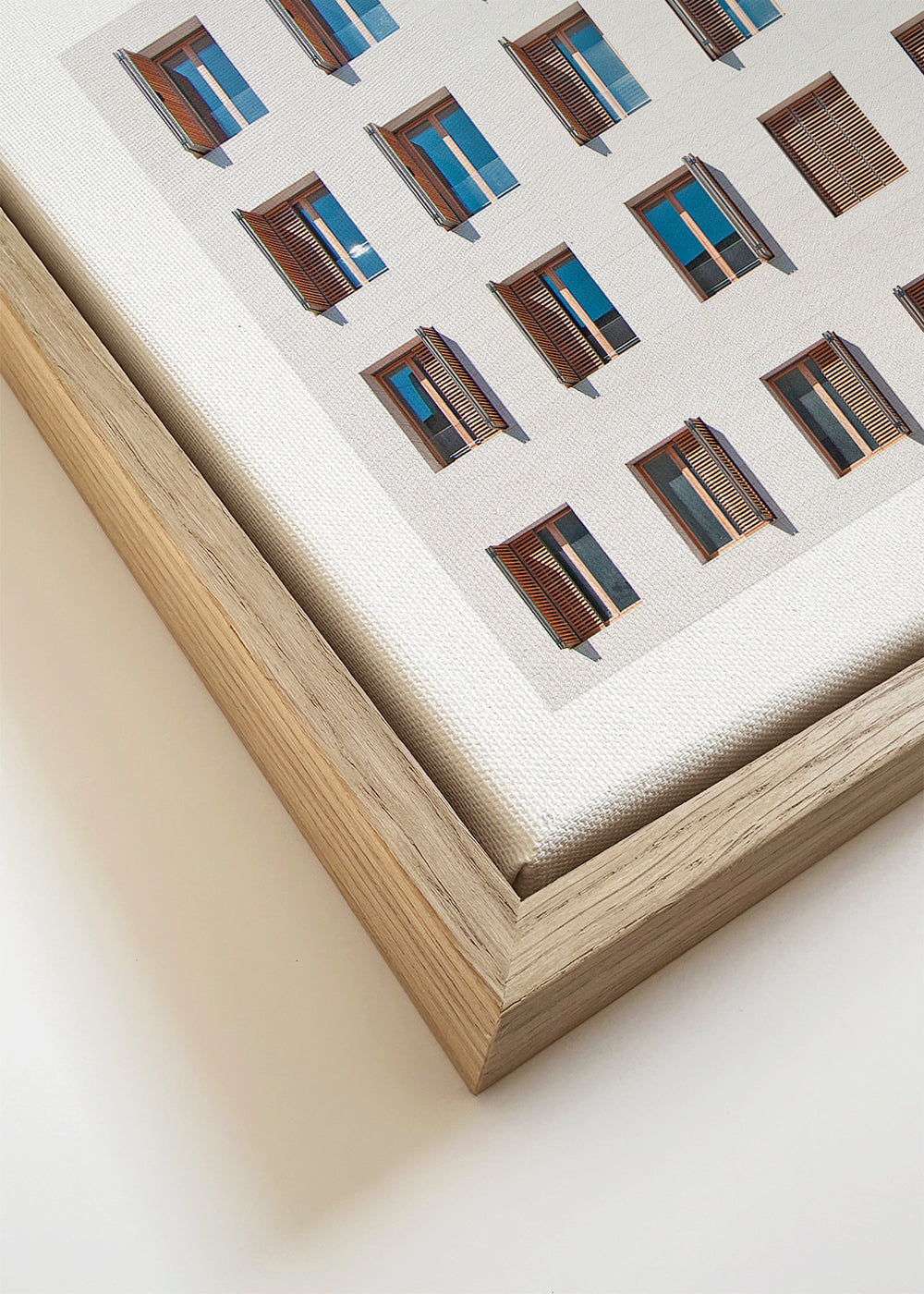 Køkkenkunst: geometrisk facade med gentagne vinduer