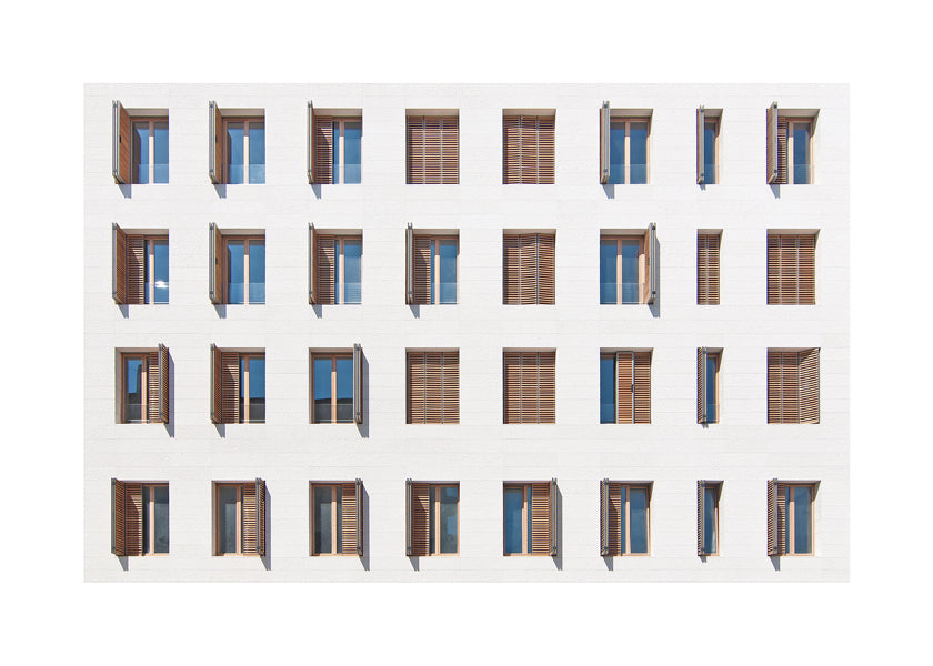 Køkkenkunst: geometrisk facade med gentagne vinduer