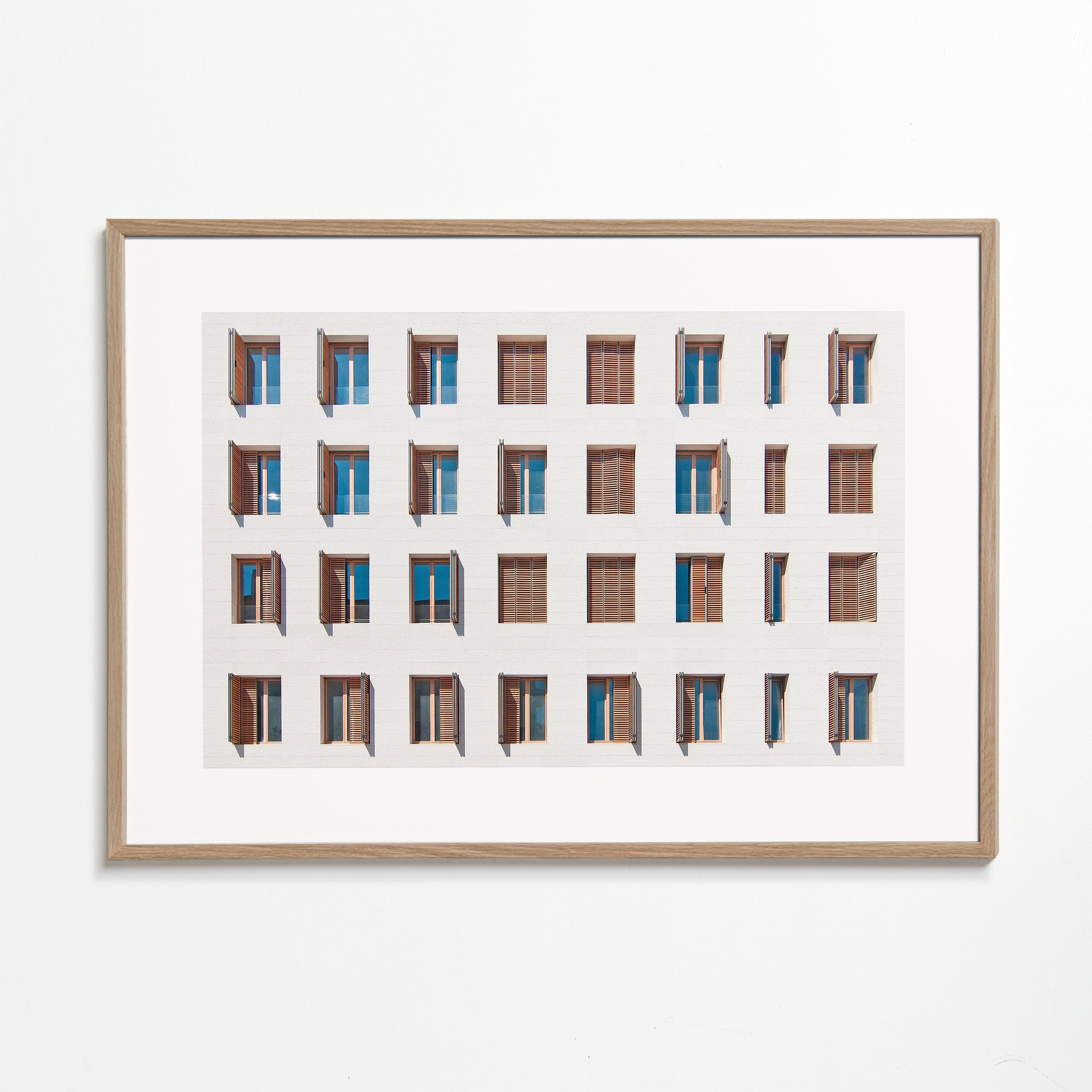 Køkkenkunst: geometrisk facade med gentagne vinduer