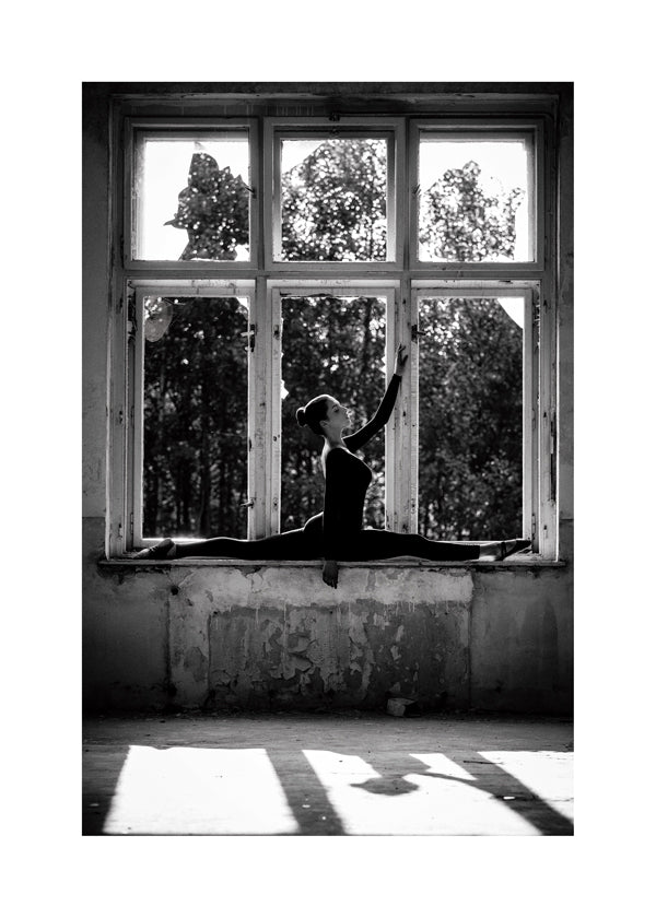 Fotografi af ballerina i vinduet