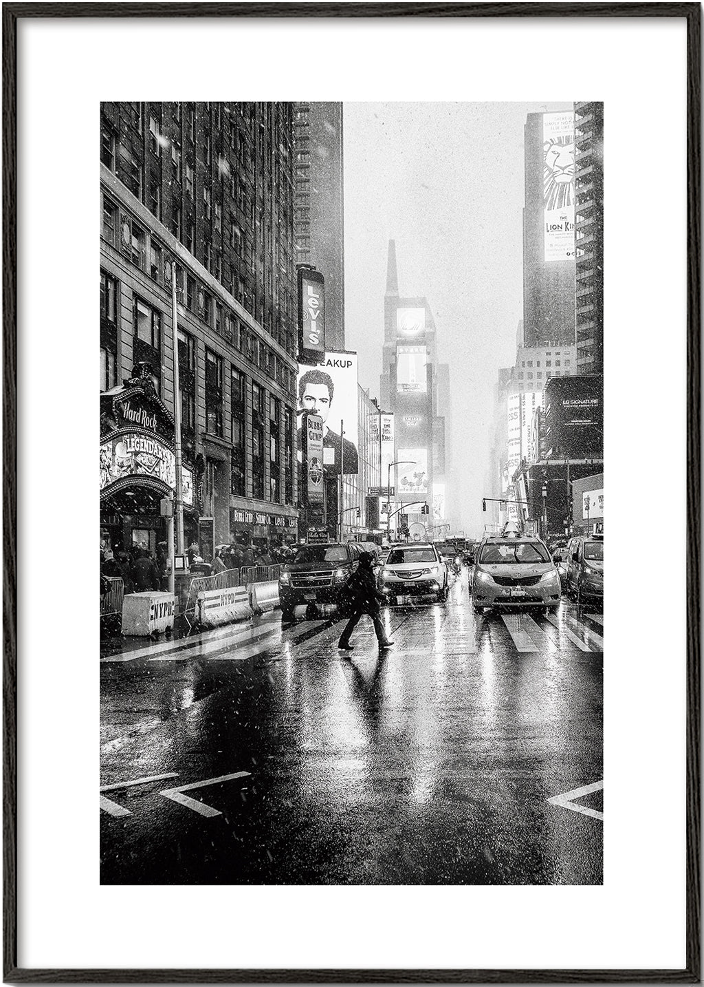 Bybillede sort-hvid: Times Square i regnvejr