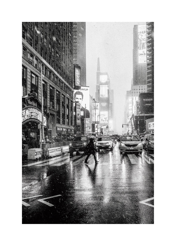 Bybillede sort-hvid: Times Square i regnvejr