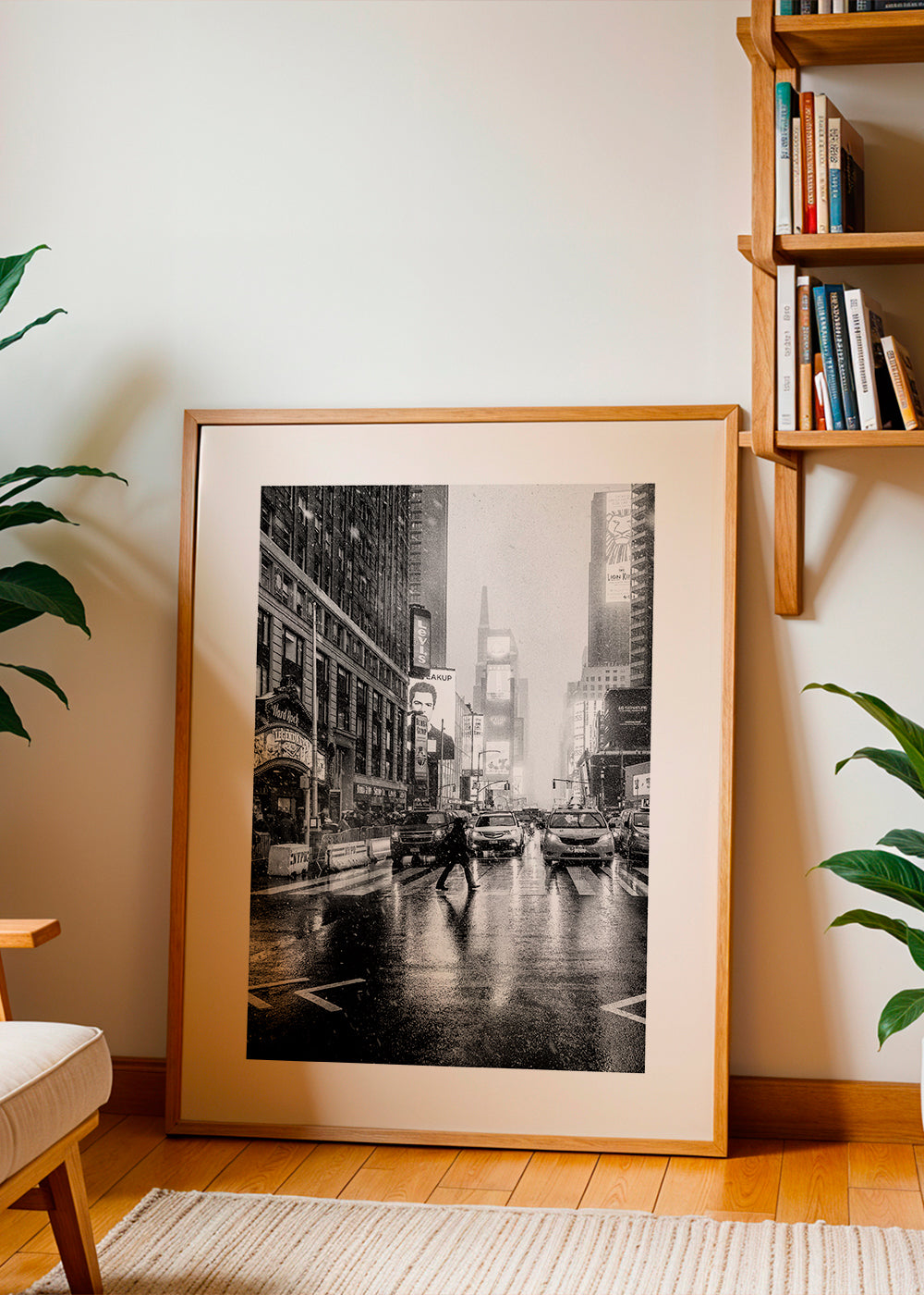 Bybillede sort-hvid: Times Square i regnvejr