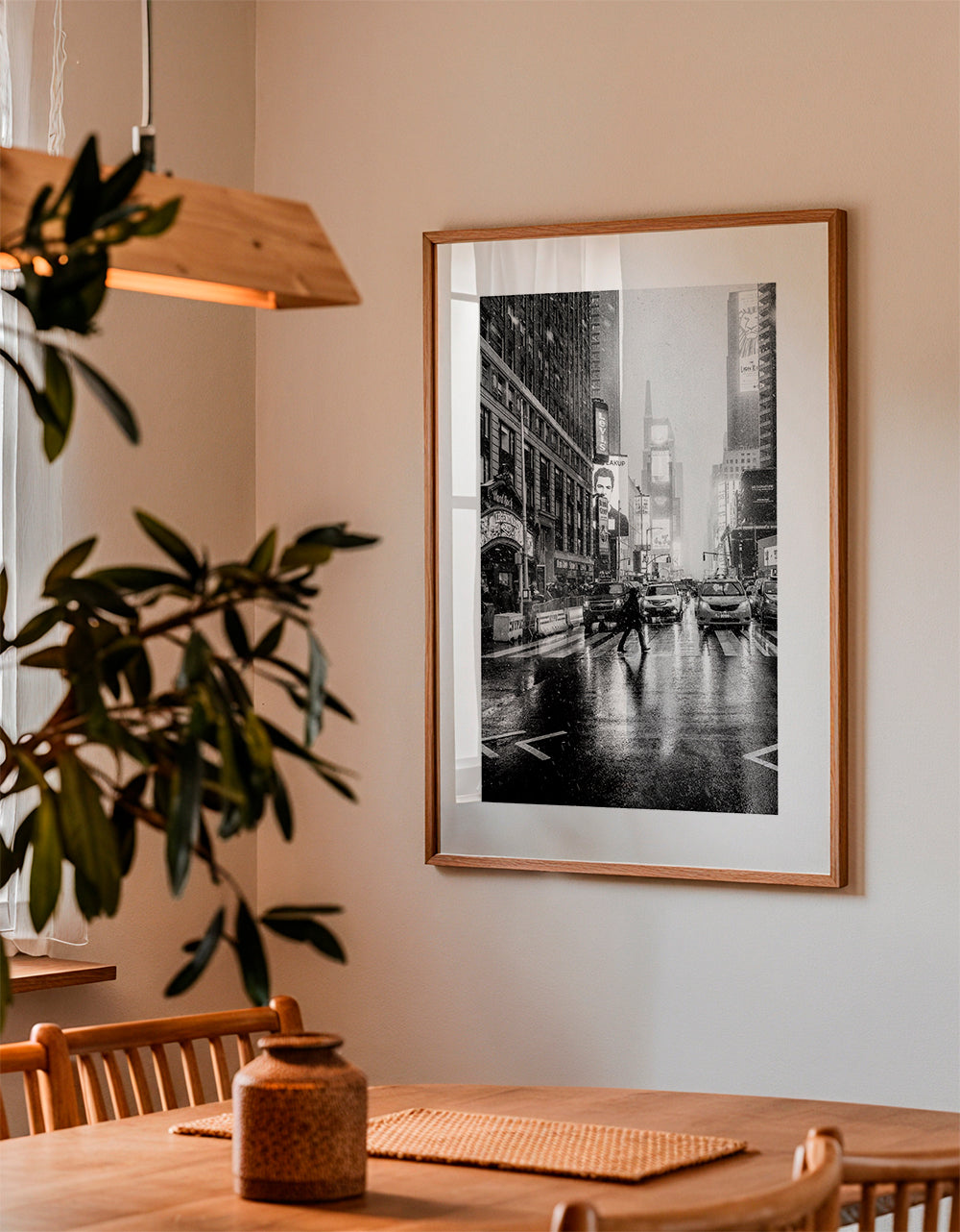 Bybillede sort-hvid: Times Square i regnvejr