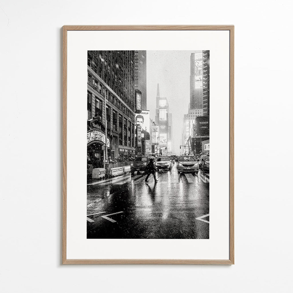 Bybillede sort-hvid: Times Square i regnvejr