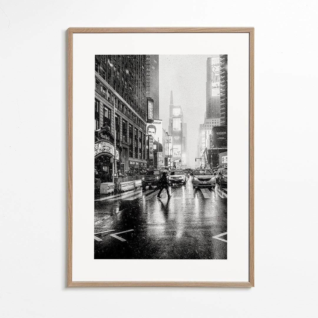 Bybillede sort-hvid: Times Square i regnvejr