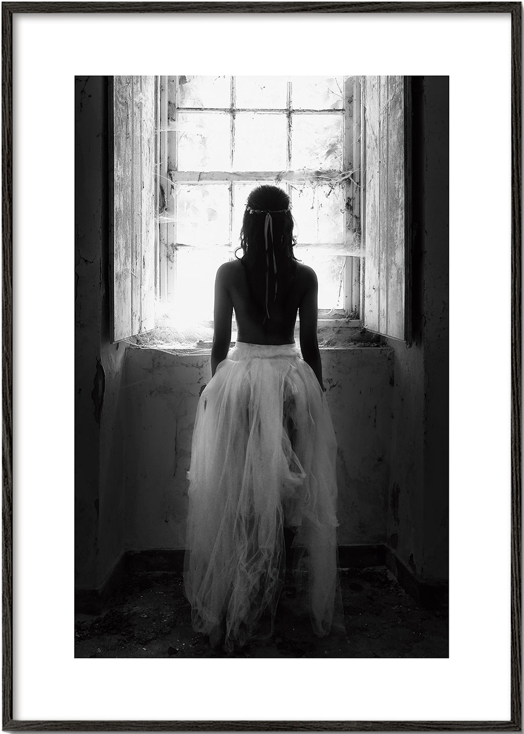 Fotografi figur set bagfra ved vindue