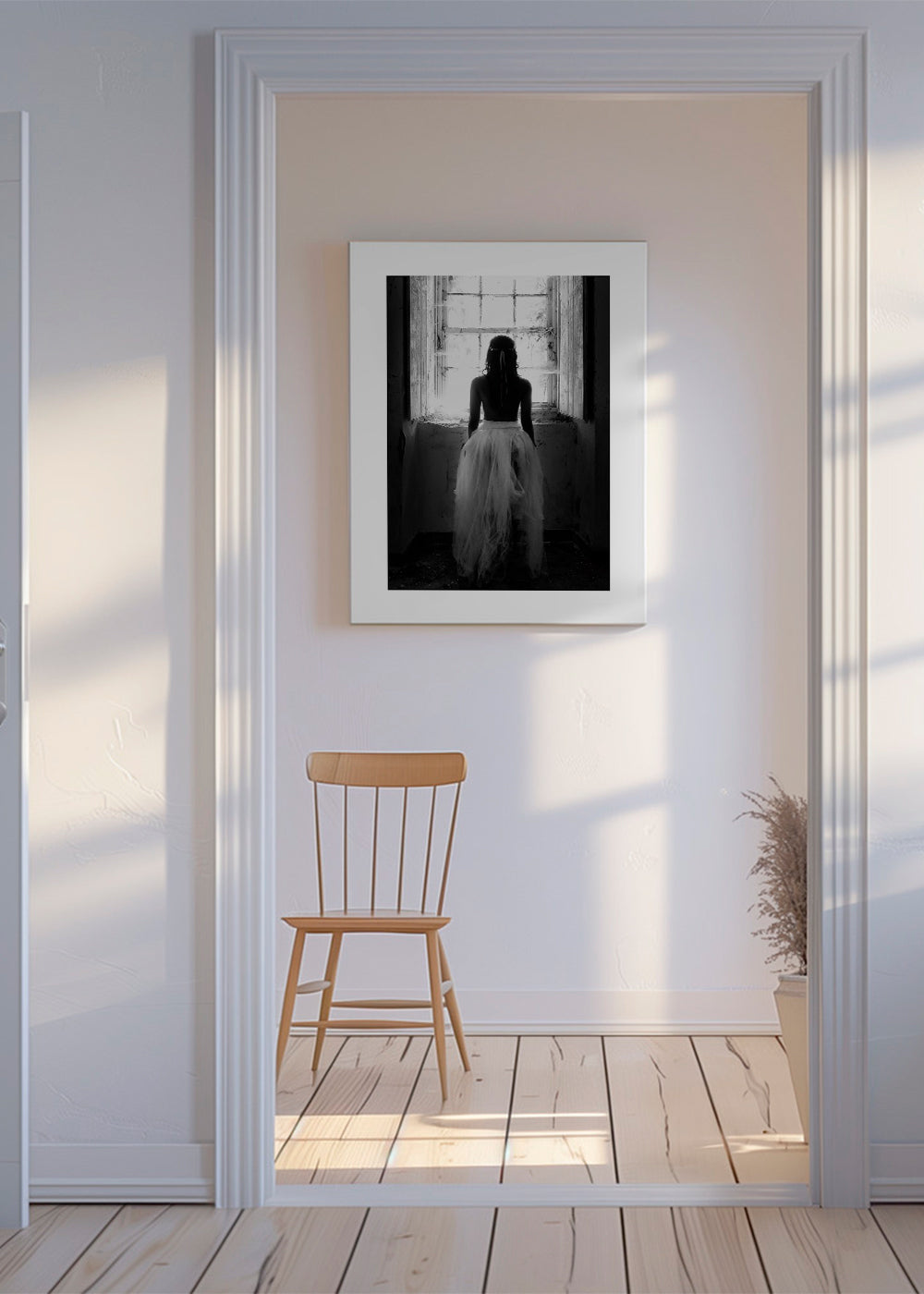 Fotografi figur set bagfra ved vindue