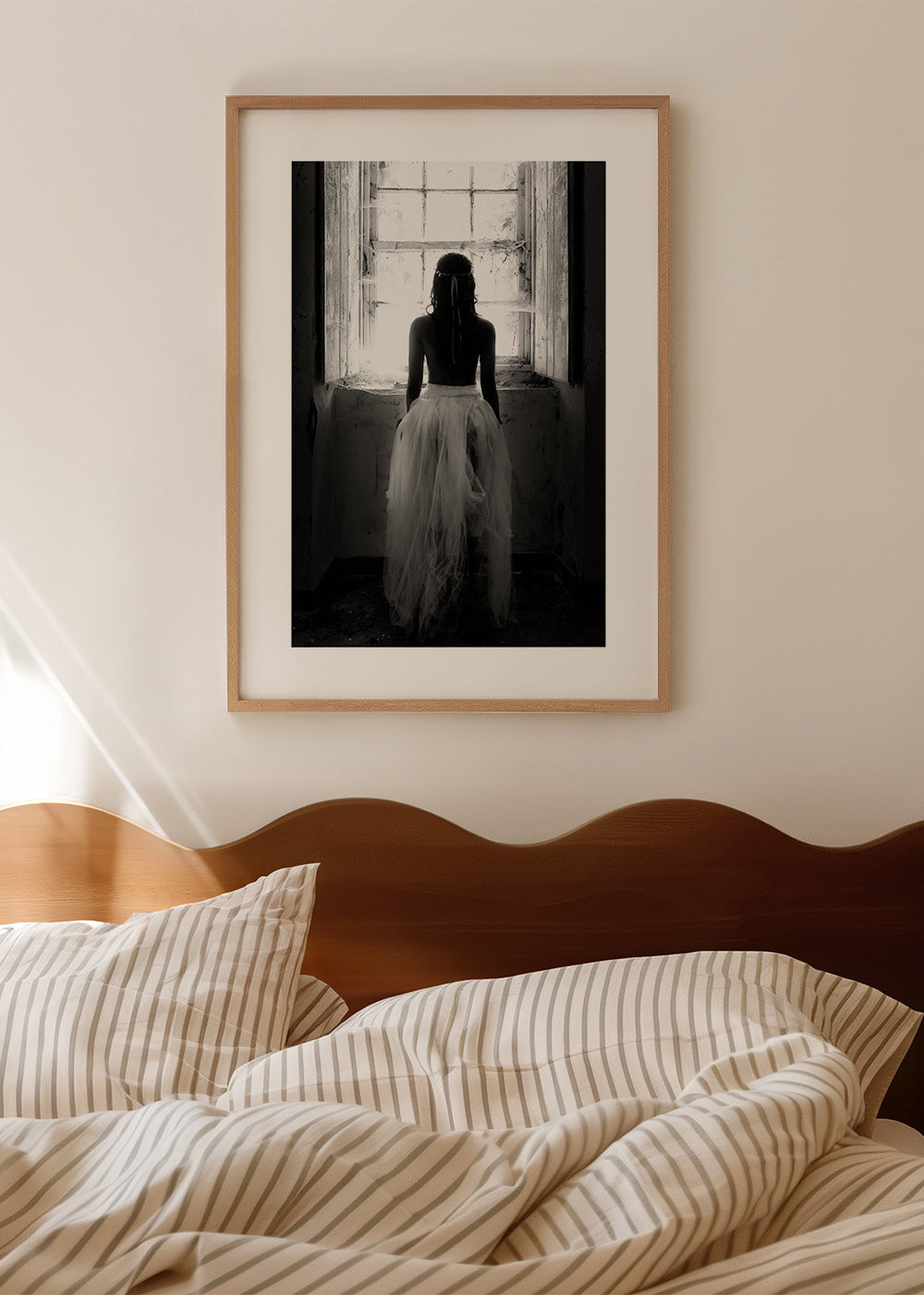 Fotografi figur set bagfra ved vindue