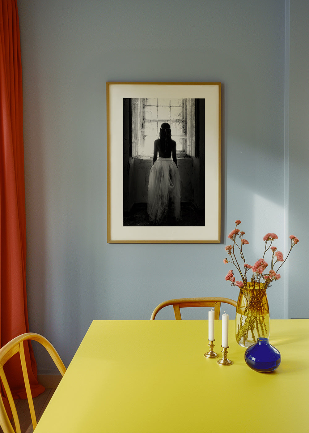 Fotografi figur set bagfra ved vindue