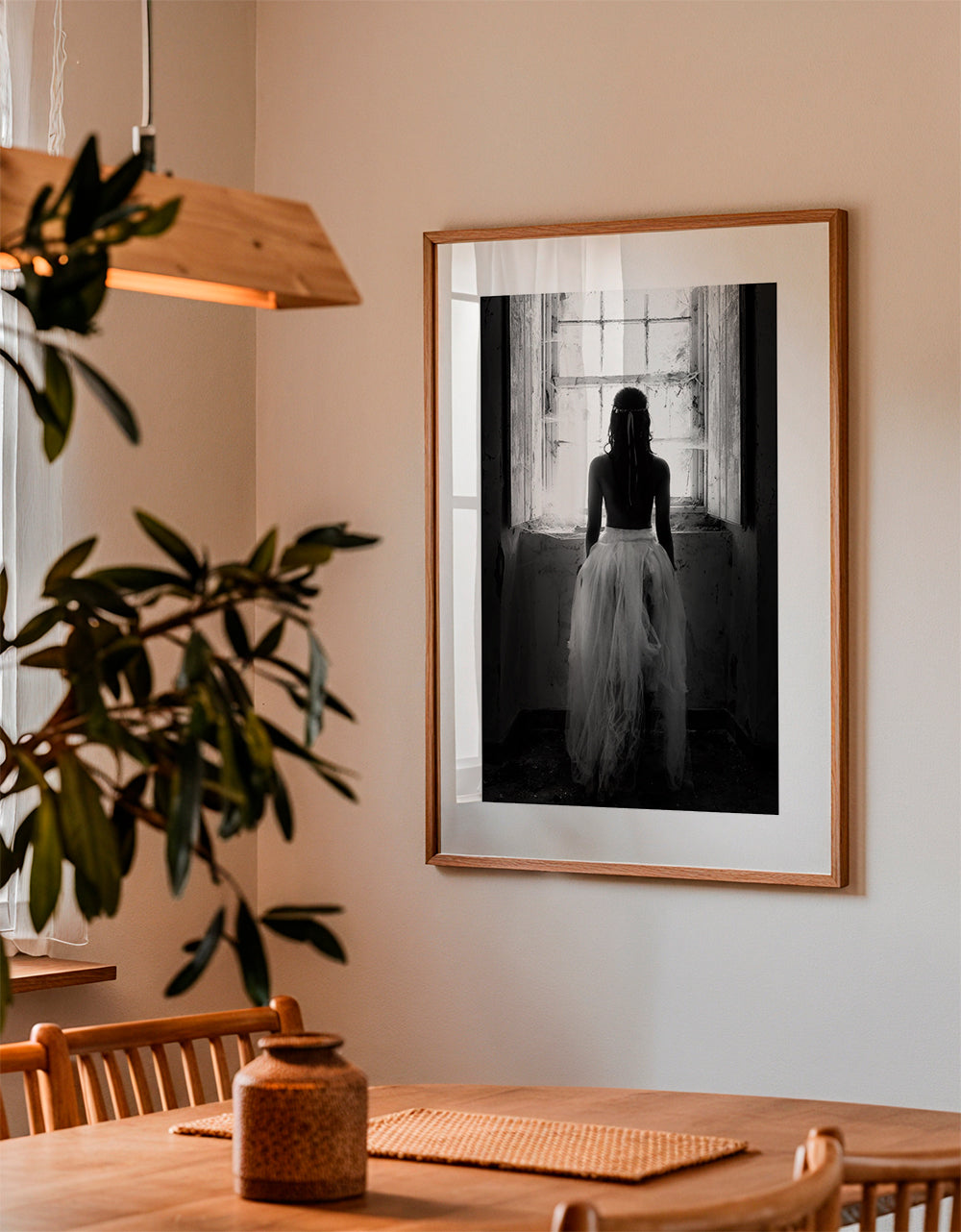 Fotografi figur set bagfra ved vindue